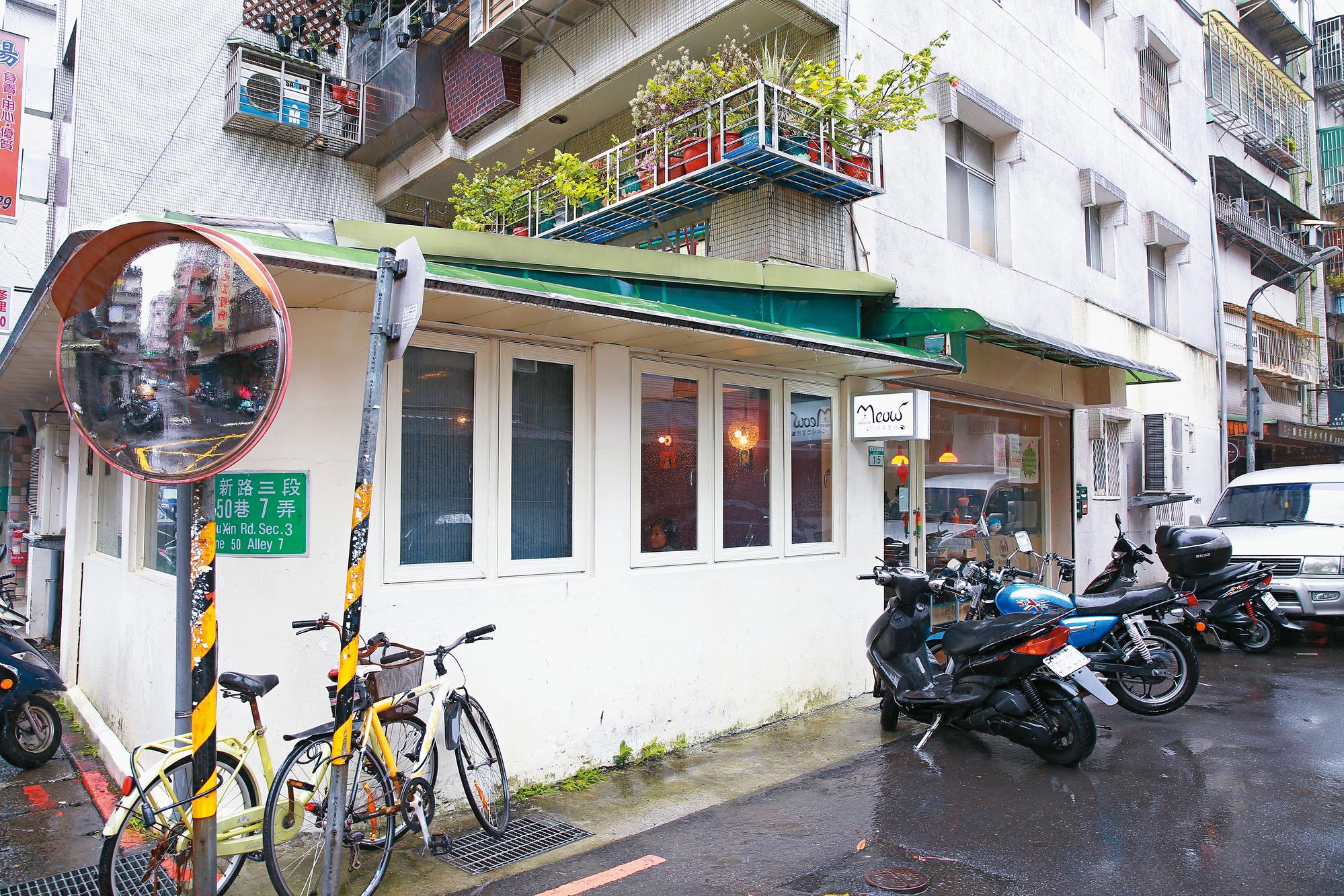 江明娟的早餐店位於住宅區內,除了賣餐飲,也做為宣揚照護流浪動物的據點。