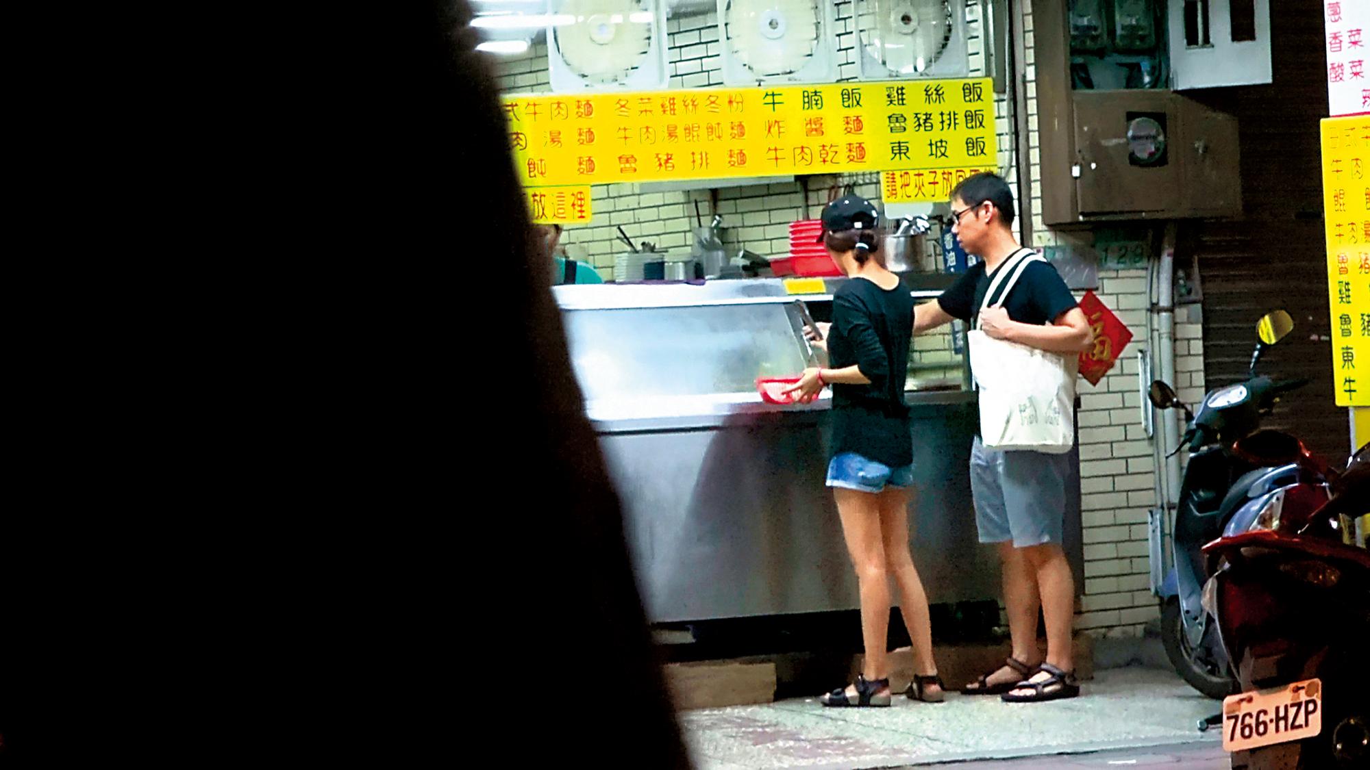 夏于喬跟林書宇採買之後，又去小吃店買了些晚餐，過著類夫妻生活。（攝影：攝影組）