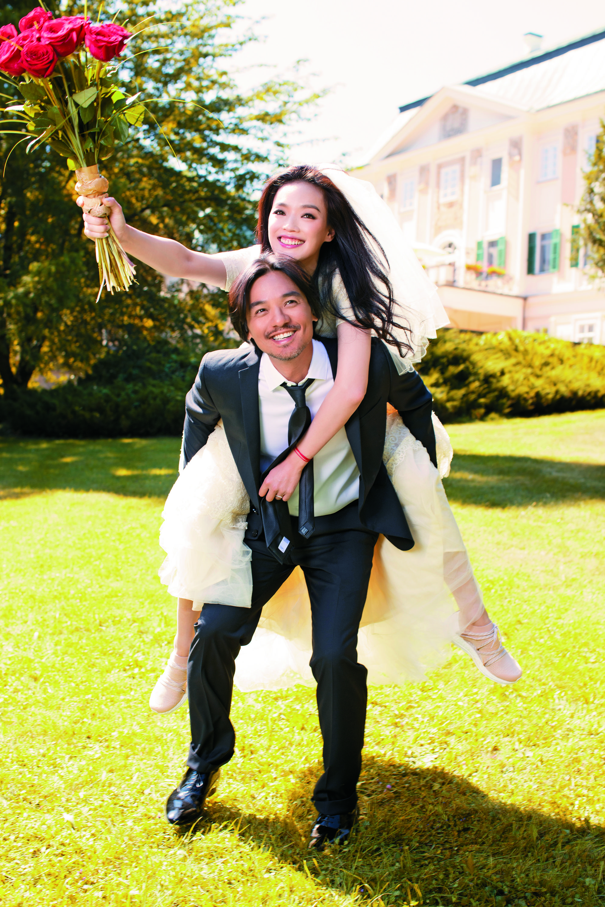 40歲舒淇9月3日宣布和大她2歲的馮德倫結婚,兩人相識20年、交往4年,她開心得跳到他背上,也將攜手經營下半輩子的家庭生活。(寰亞傳媒集團提供)