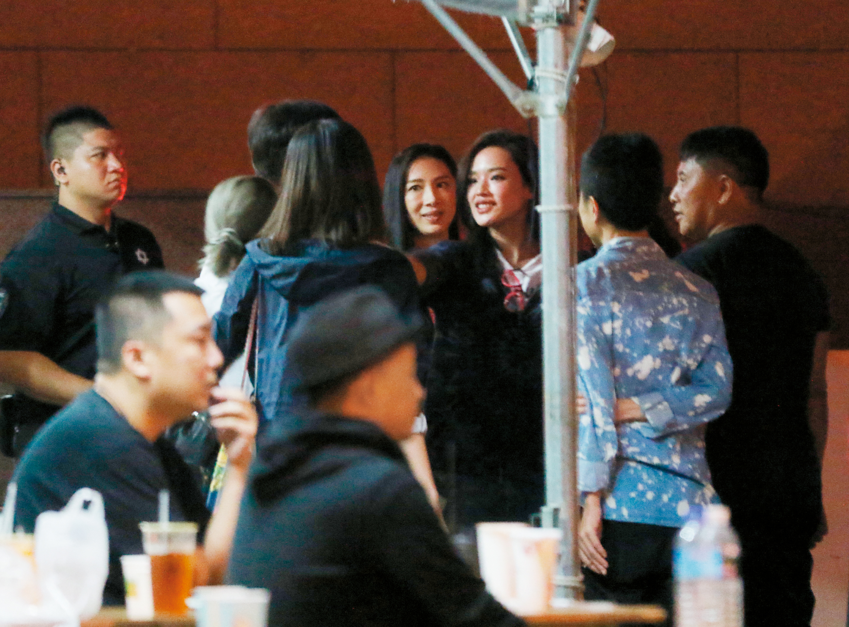 【探照鏡】新手人妻舒淇夜奔探班　討抱抱成龍遭拒