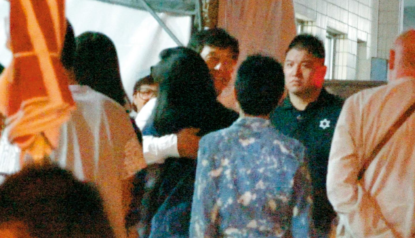 成龍一把將舒淇攬抱到胸懷裡,笑得闔不攏嘴。(攝影:攝影組)