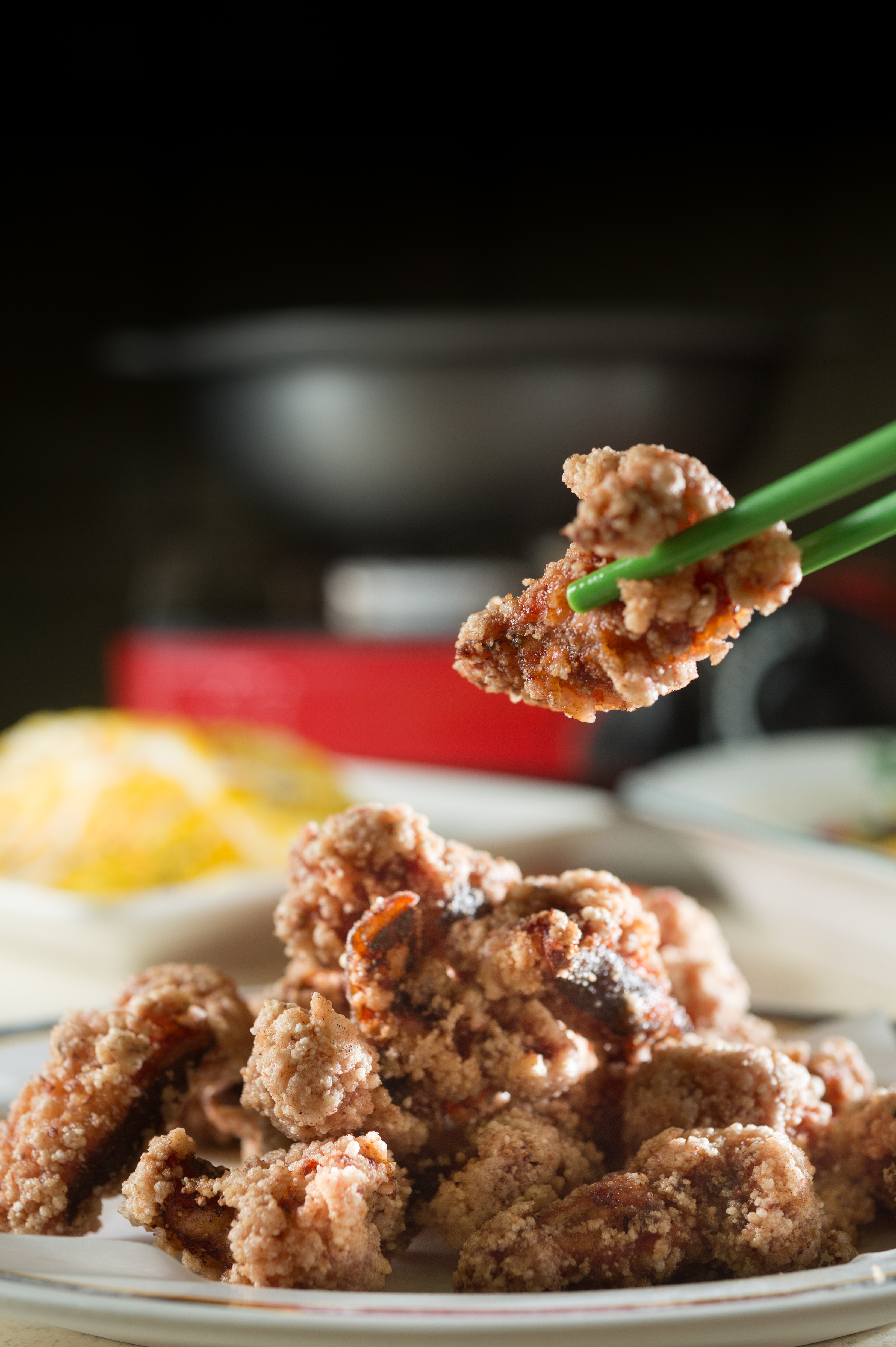 「炸紅糟鰻」是「安一活海鮮」的招牌，肉細無刺，冷了也好吃，饕客一點都是兩份起跳。（150元／份）