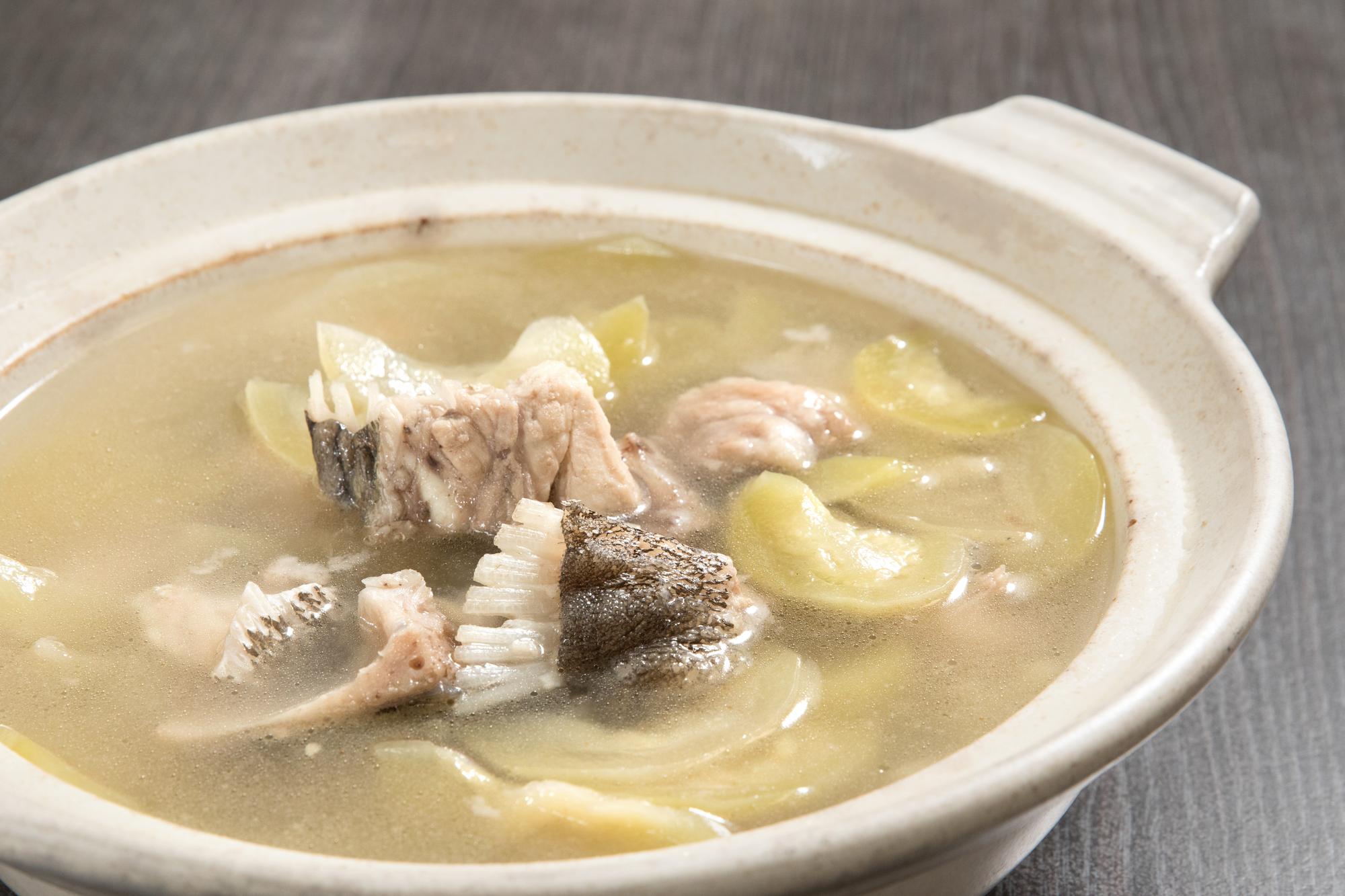 「西瓜綿魚頭湯」用南部特有的醃漬小西瓜提味，酸酸香香，更能突顯魚的清甜。（500元／中份）