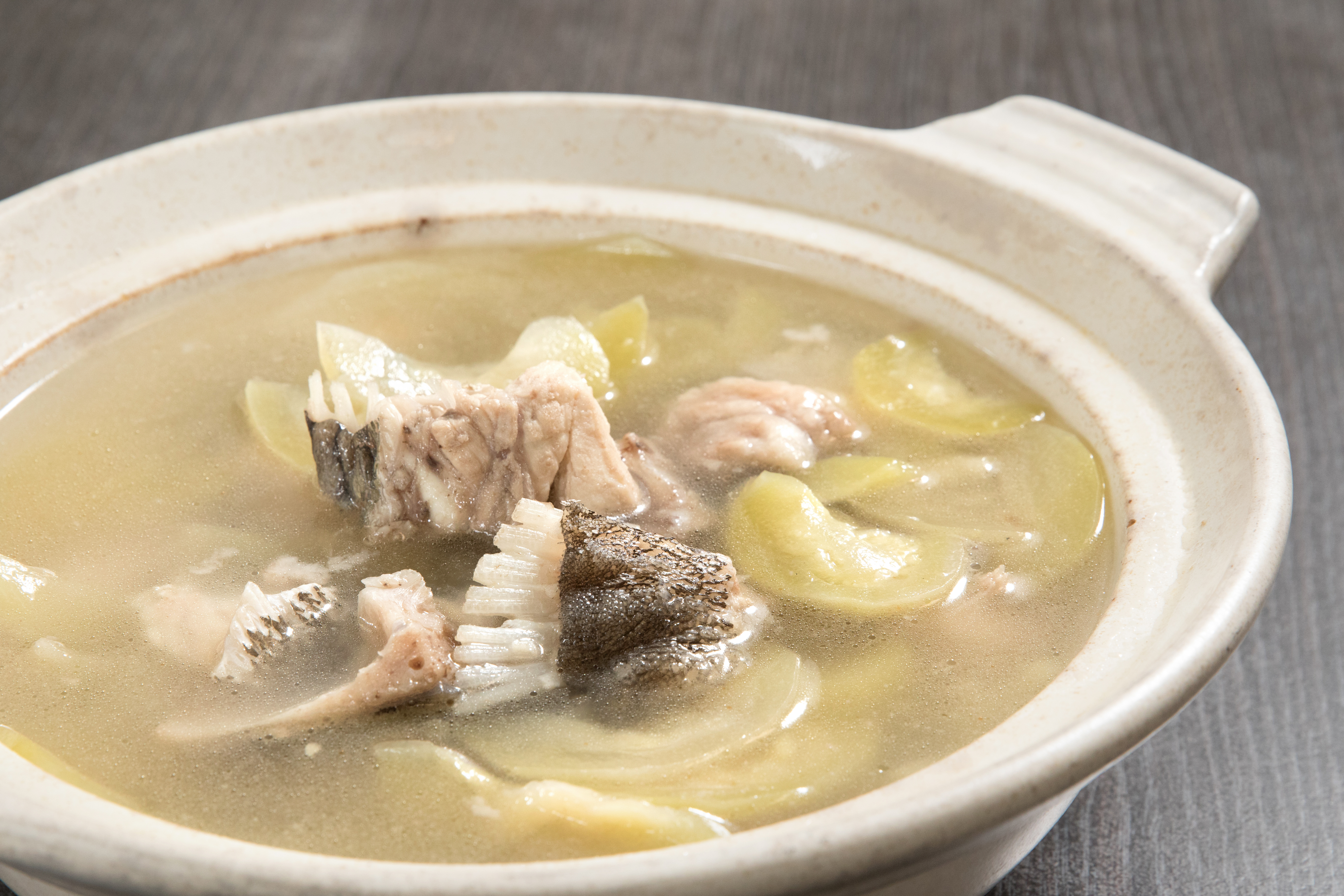 「西瓜綿魚頭湯」用南部特有的醃漬小西瓜提味，酸酸香香，更能突顯魚的清甜。（500元／中份）