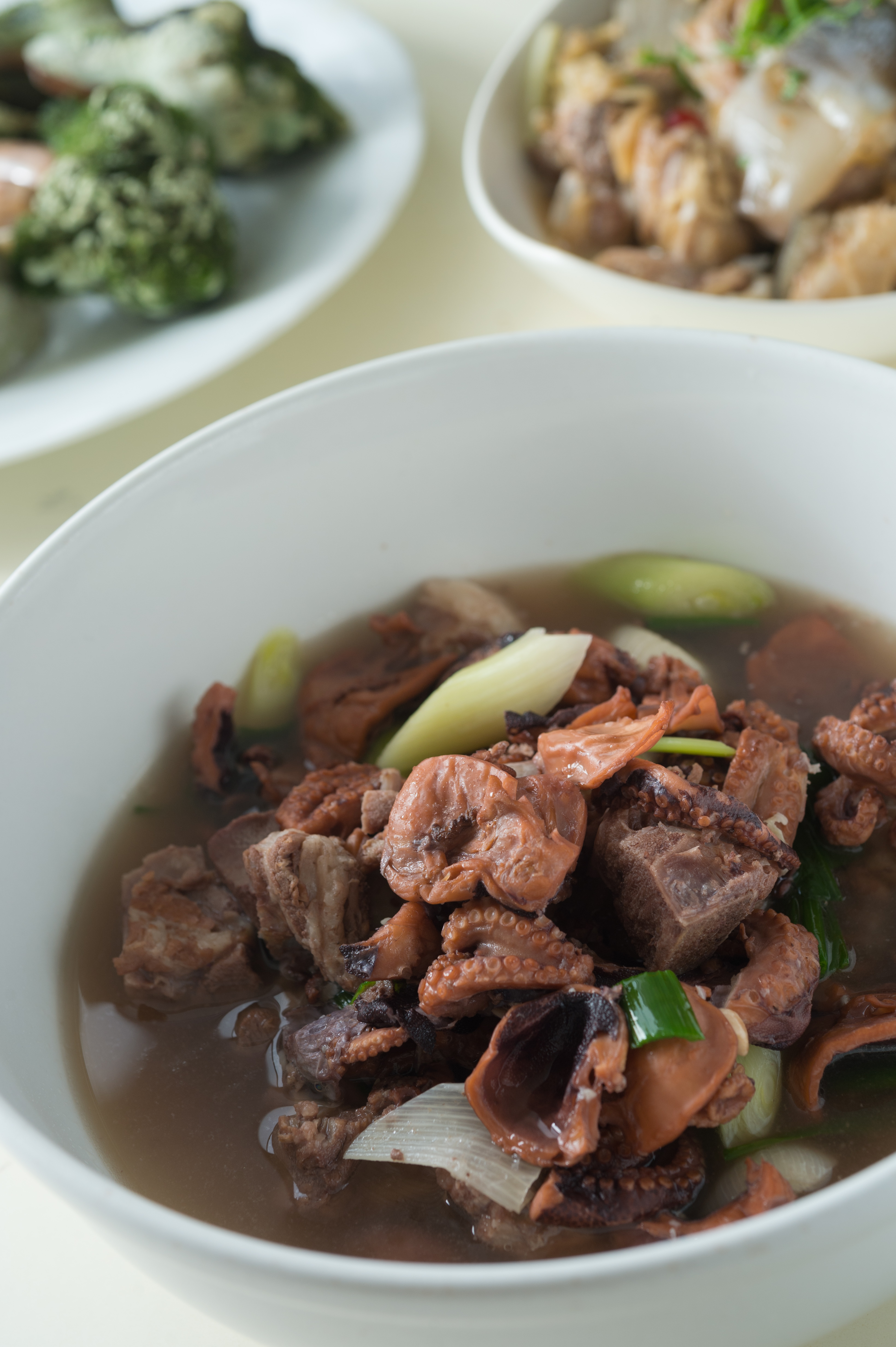 「石鮔排骨湯」的作法如同酒家菜「魷魚螺肉蒜」，石鮔、青蒜、排骨及螺肉汁煮5個小時，熬出一鍋藕色鮮湯。（650元／6份）