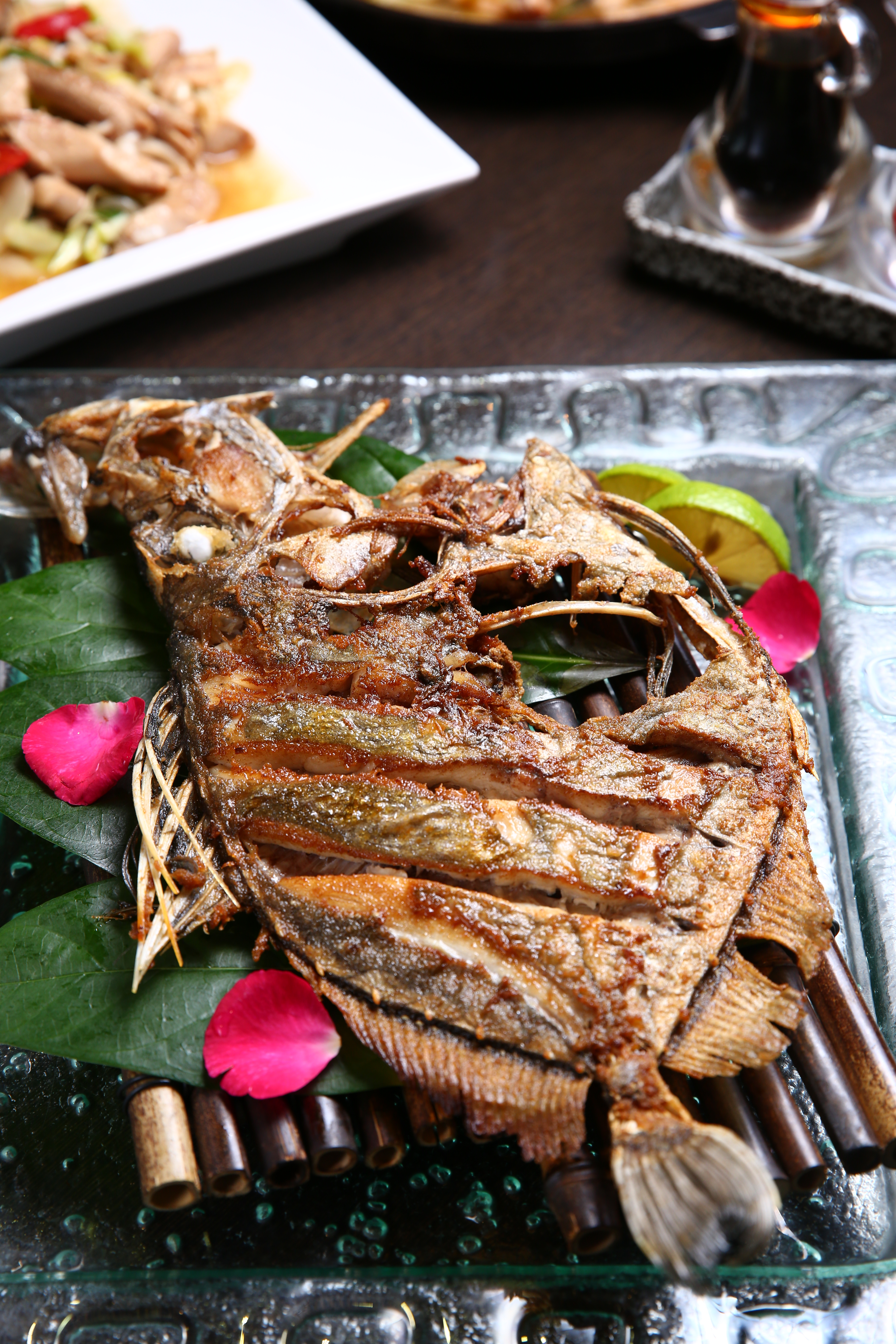 「煎皮刀舅」是老闆許仁榮最愛的魚鮮，煎到魚皮焦香誘人，魚肉緊實有味。（時價，圖中約560元）