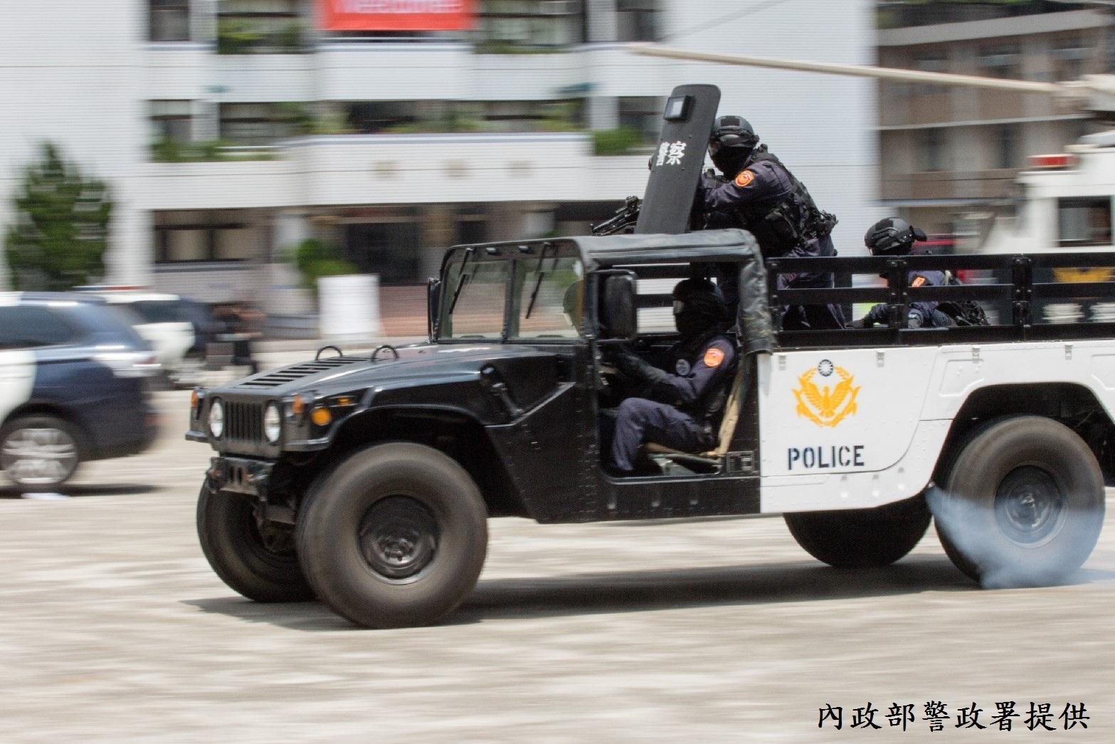 警方的維安特勤隊又稱為藍衫軍,配備精良。翻攝警政署官網