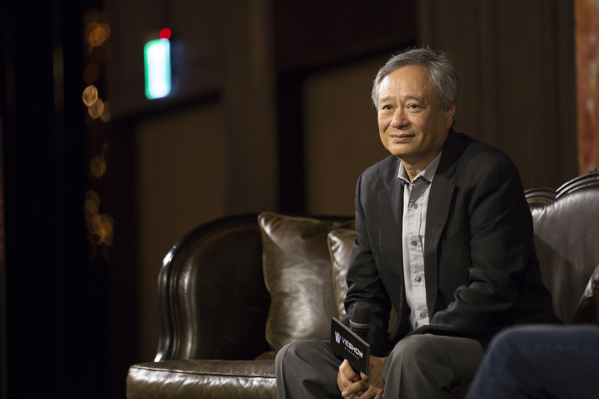 李安成長受儒家教育涵養甚深,言談詼諧幽默,但態度謹慎而拘謹,由坐姿挺直可見一班。