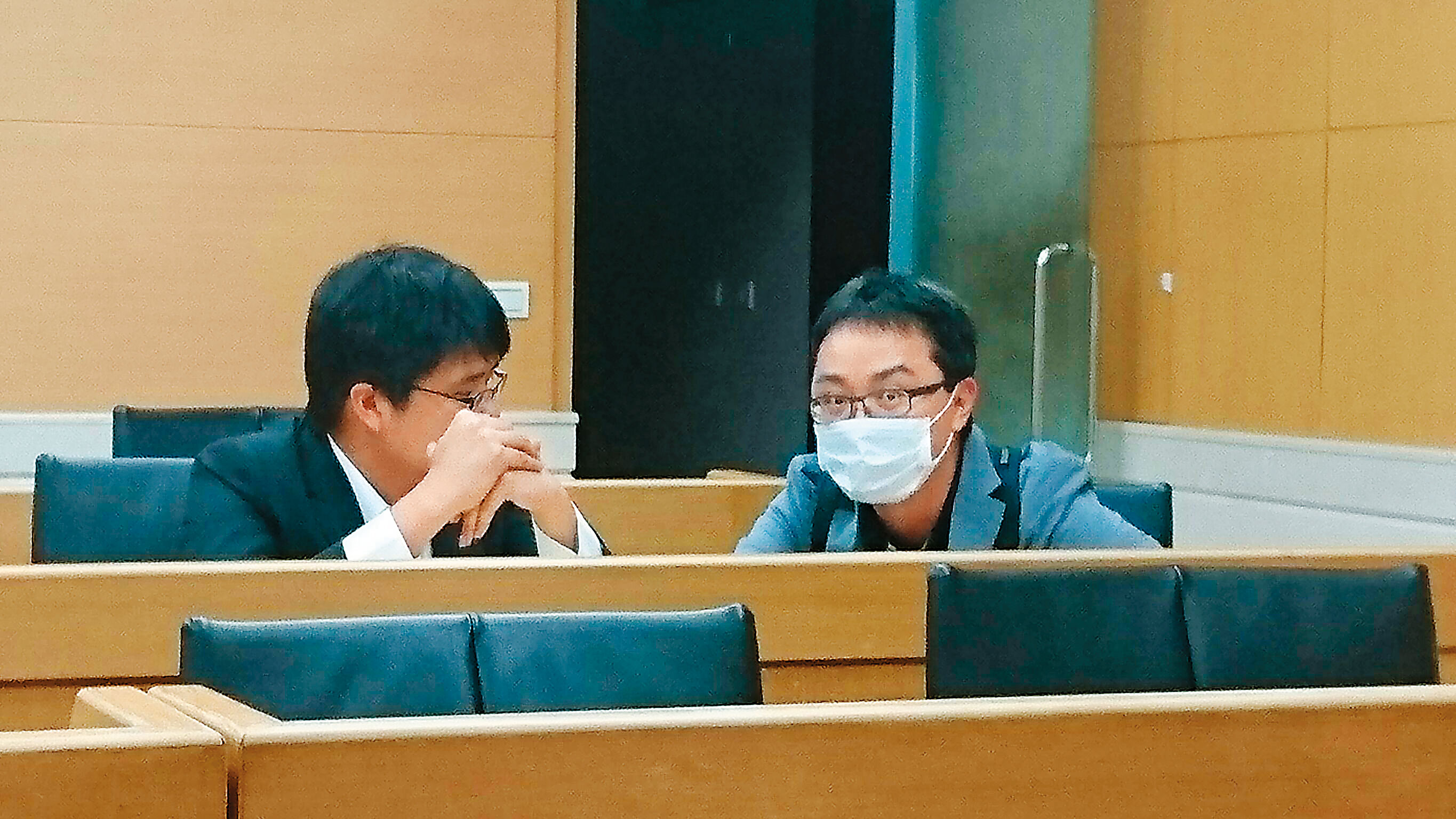 百尺竿頭公司前董事長黃文鴻（右）指稱，是許金龍要他把股權轉讓給日本人。