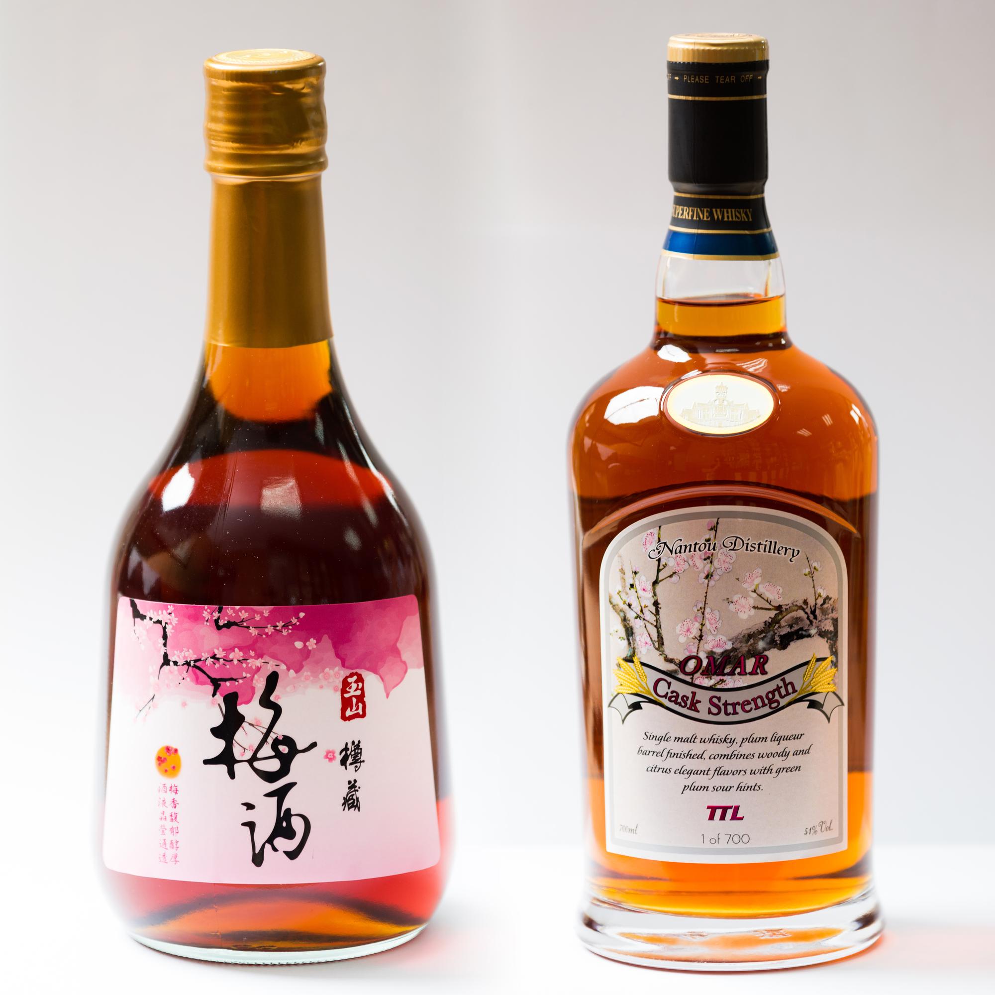 南投酒廠在波本橡木桶內放入梅酒陳藏一年，抽走之後填入威士忌再過半載，分別成了樽藏梅酒和梅子風味威士忌，一桶兩喝好精彩。（梅子風味威士忌3,000元、樽藏梅酒900元）