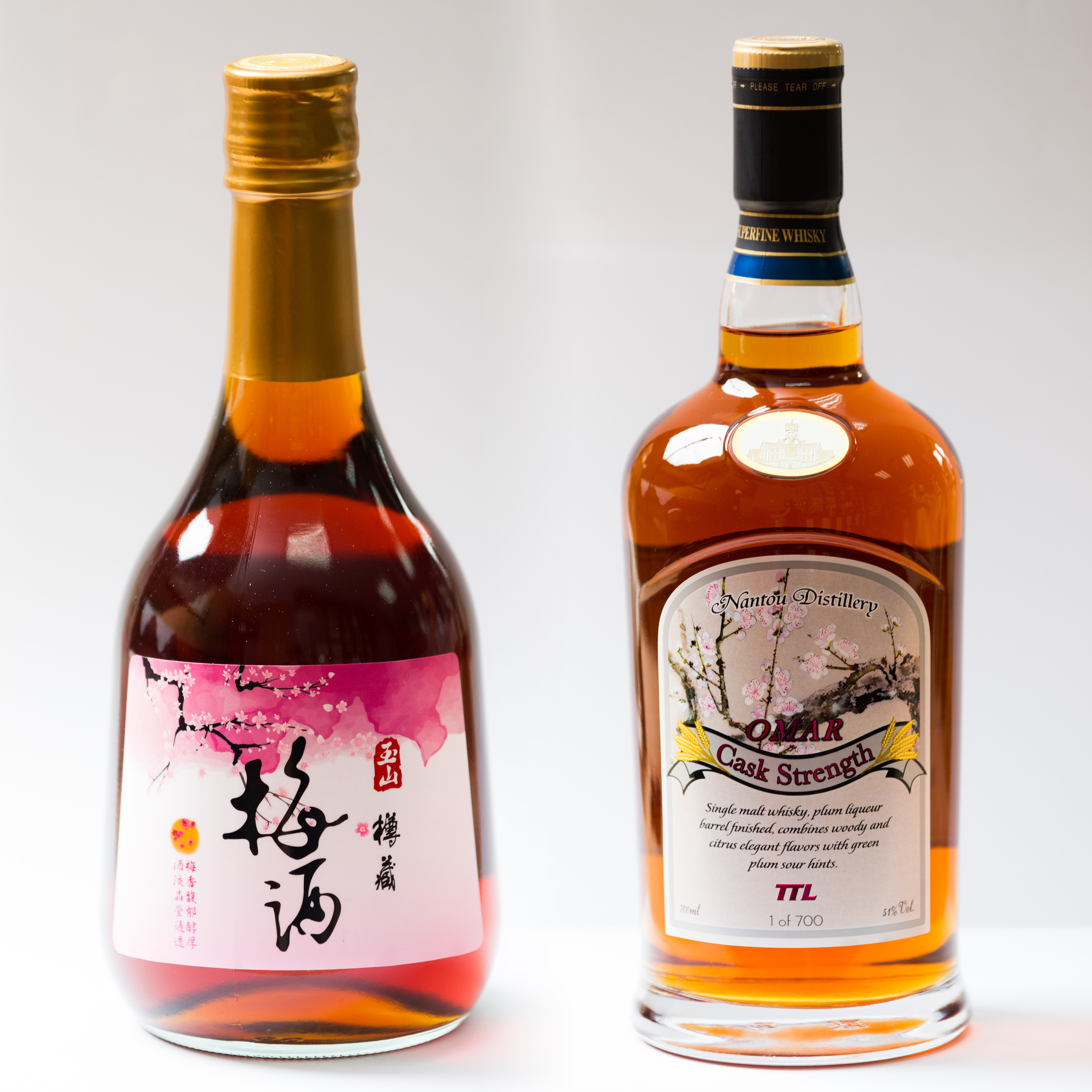南投酒廠在波本橡木桶內放入梅酒陳藏一年，抽走之後填入威士忌再過半載，分別成了樽藏梅酒和梅子風味威士忌，一桶兩喝好精彩。（梅子風味威士忌3,000元、樽藏梅酒900元）