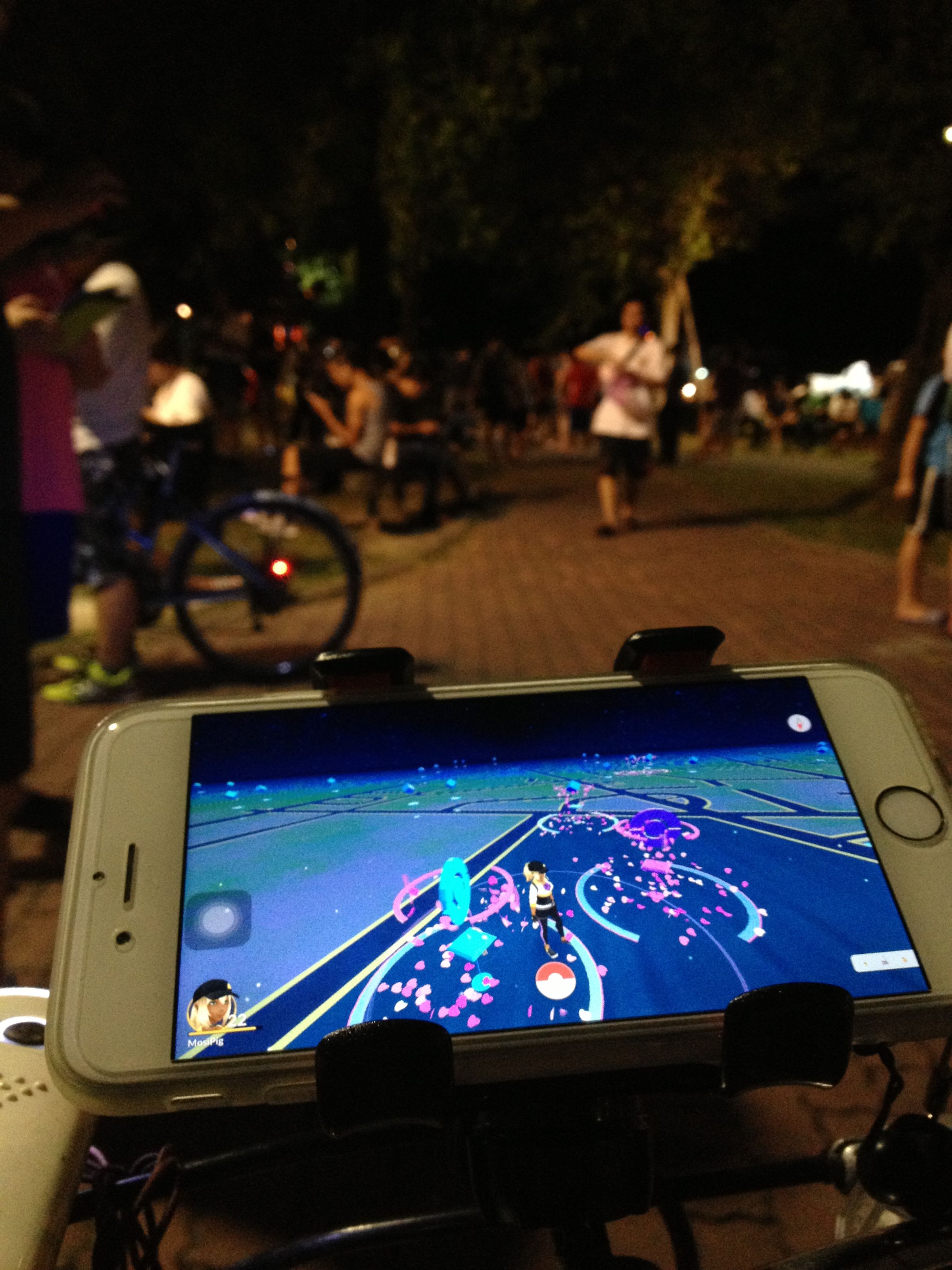 夜間公園異常熱鬧，這是Pokemon Go帶來的全球新景觀。