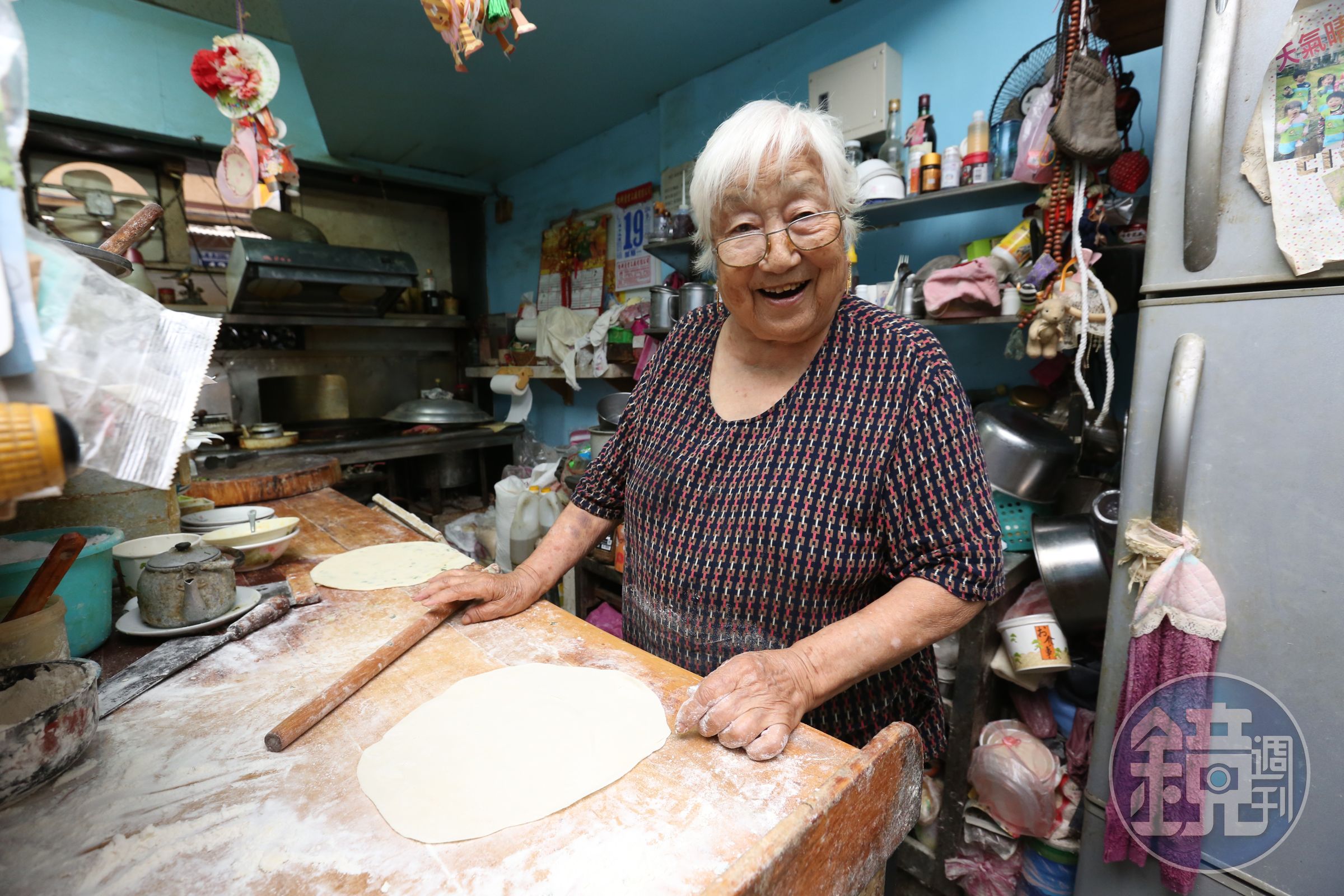 85歲的李翠萍做餅60多年，講究揉麵功夫。
