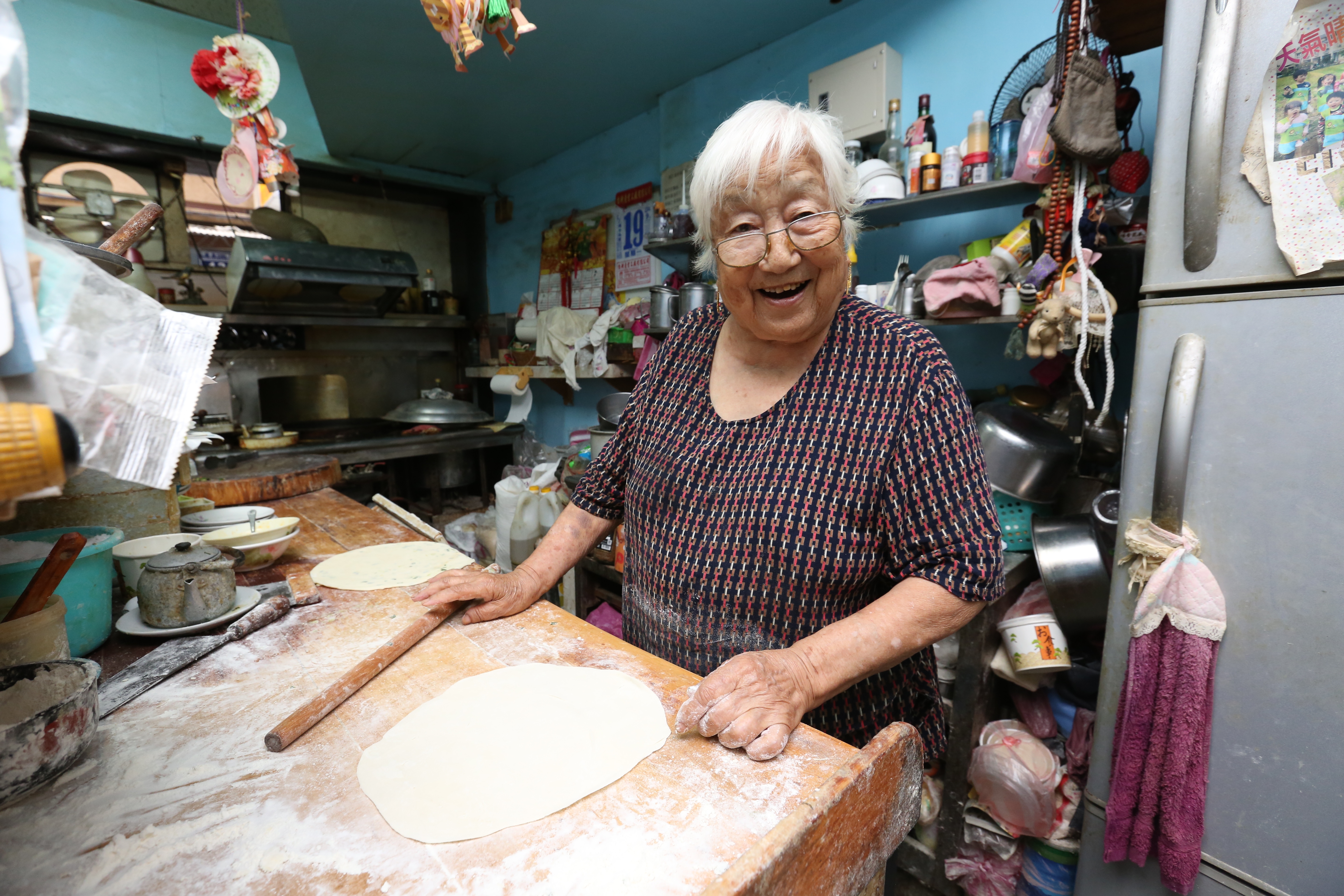 85歲的李翠萍做餅60多年，講究揉麵功夫。