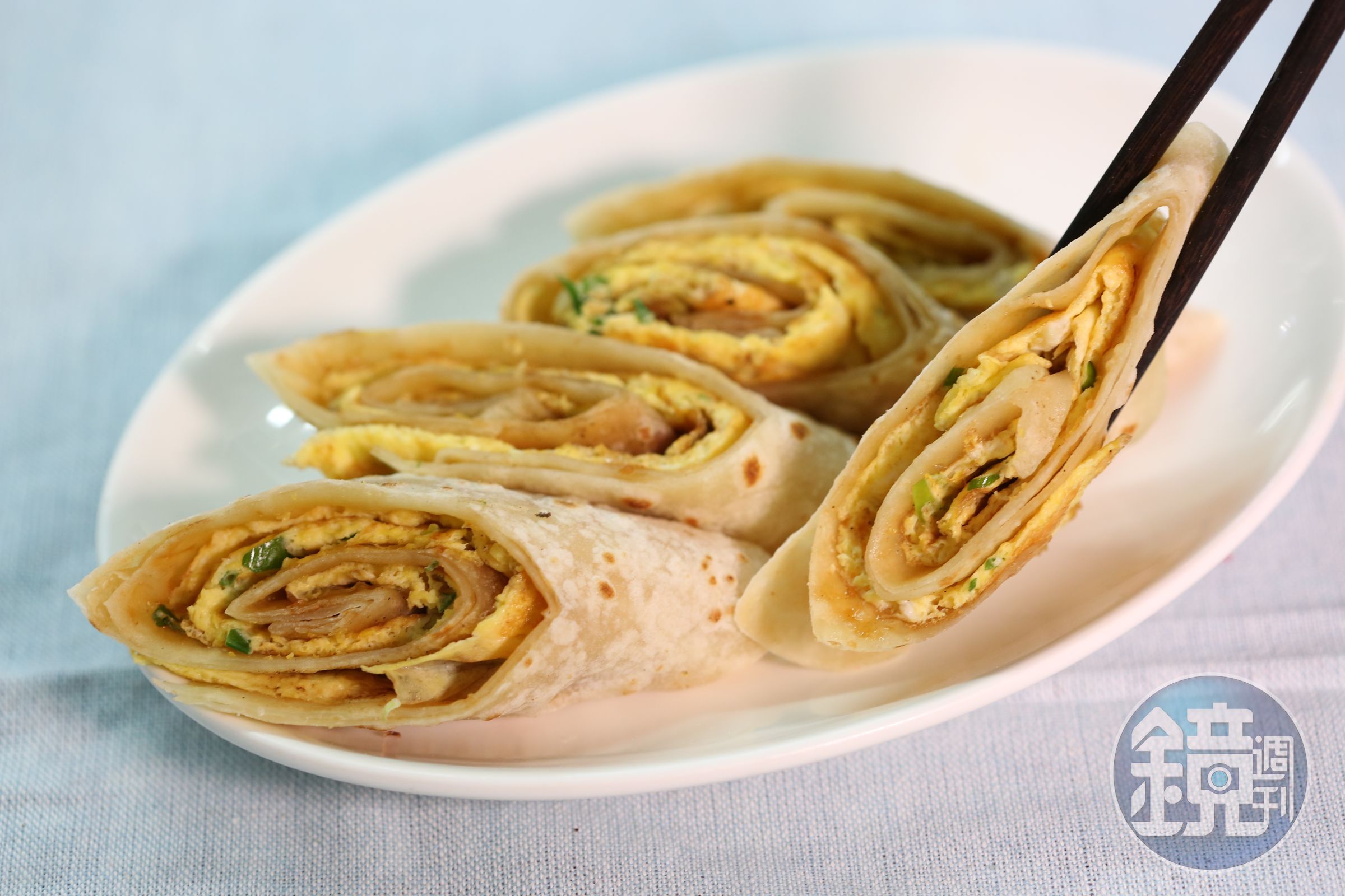 蔥大爺的餅皮紮實，吃起來有麵粉香氣。(40元/份，不加蛋；50元/份，加蛋)