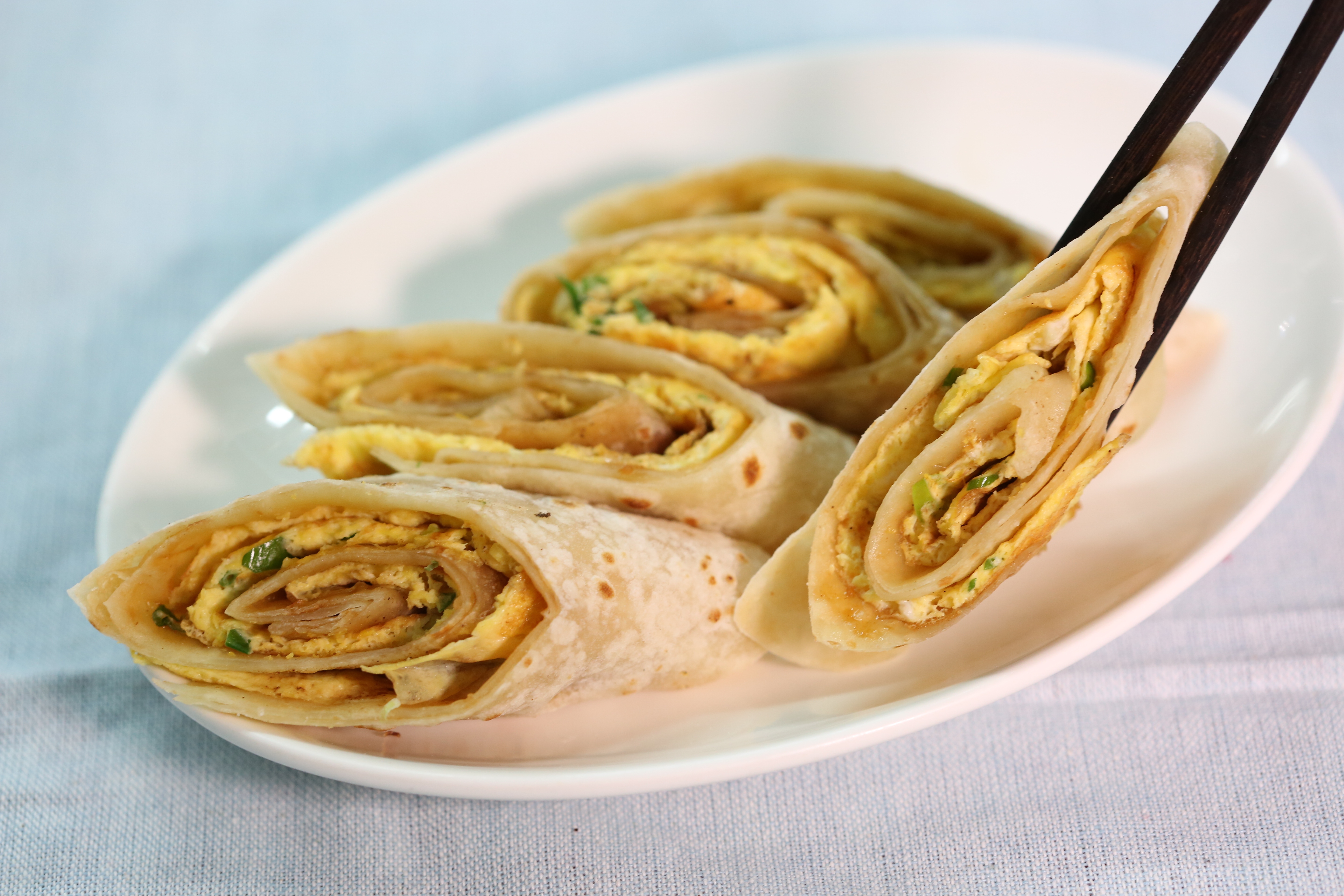 蔥大爺的餅皮紮實，吃起來有麵粉香氣。(40元/份，不加蛋；50元/份，加蛋)