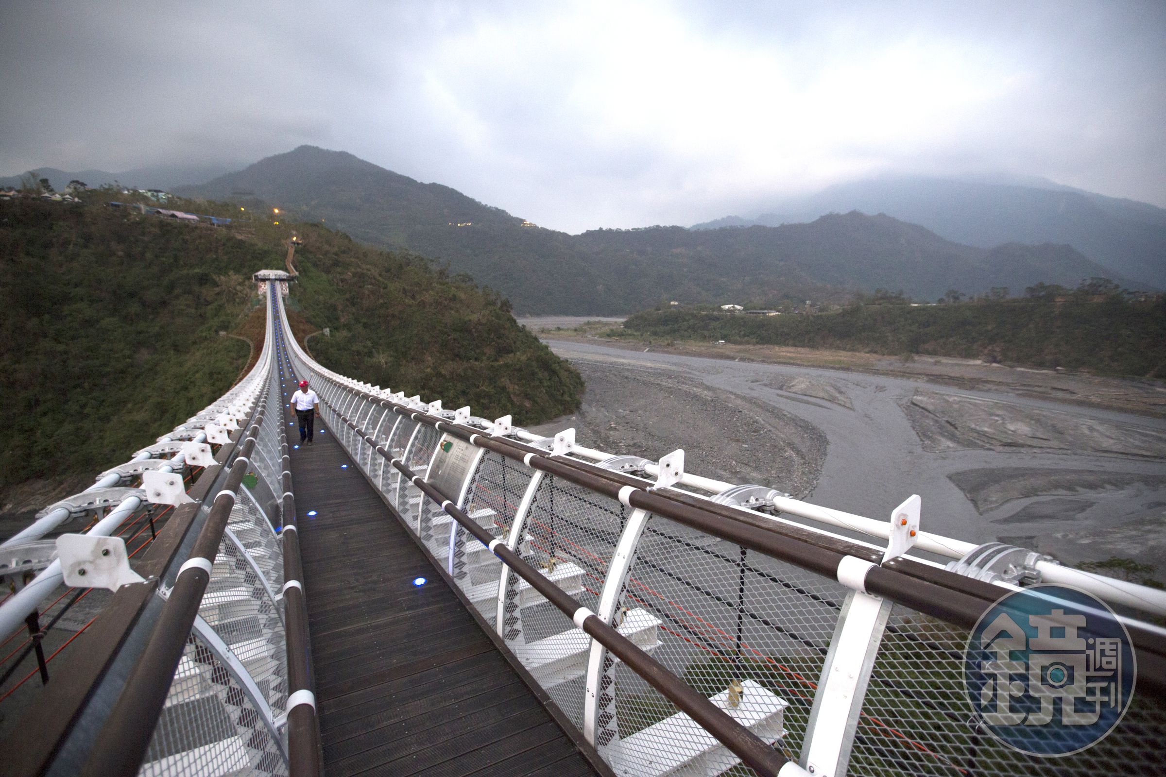 受災戶的農地就在屏東著名地標山川琉璃吊橋附近。