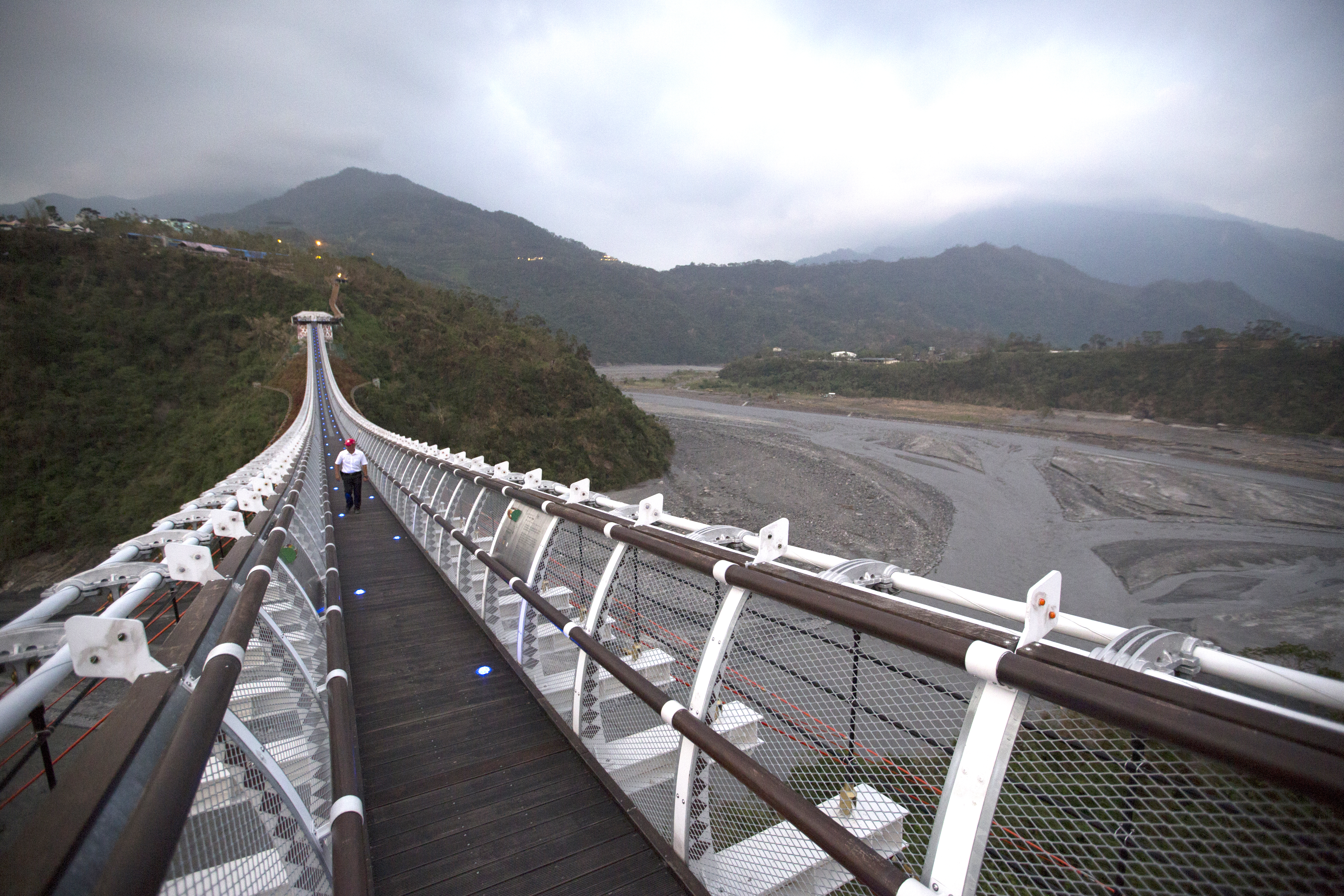 受災戶的農地就在屏東著名地標山川琉璃吊橋附近。