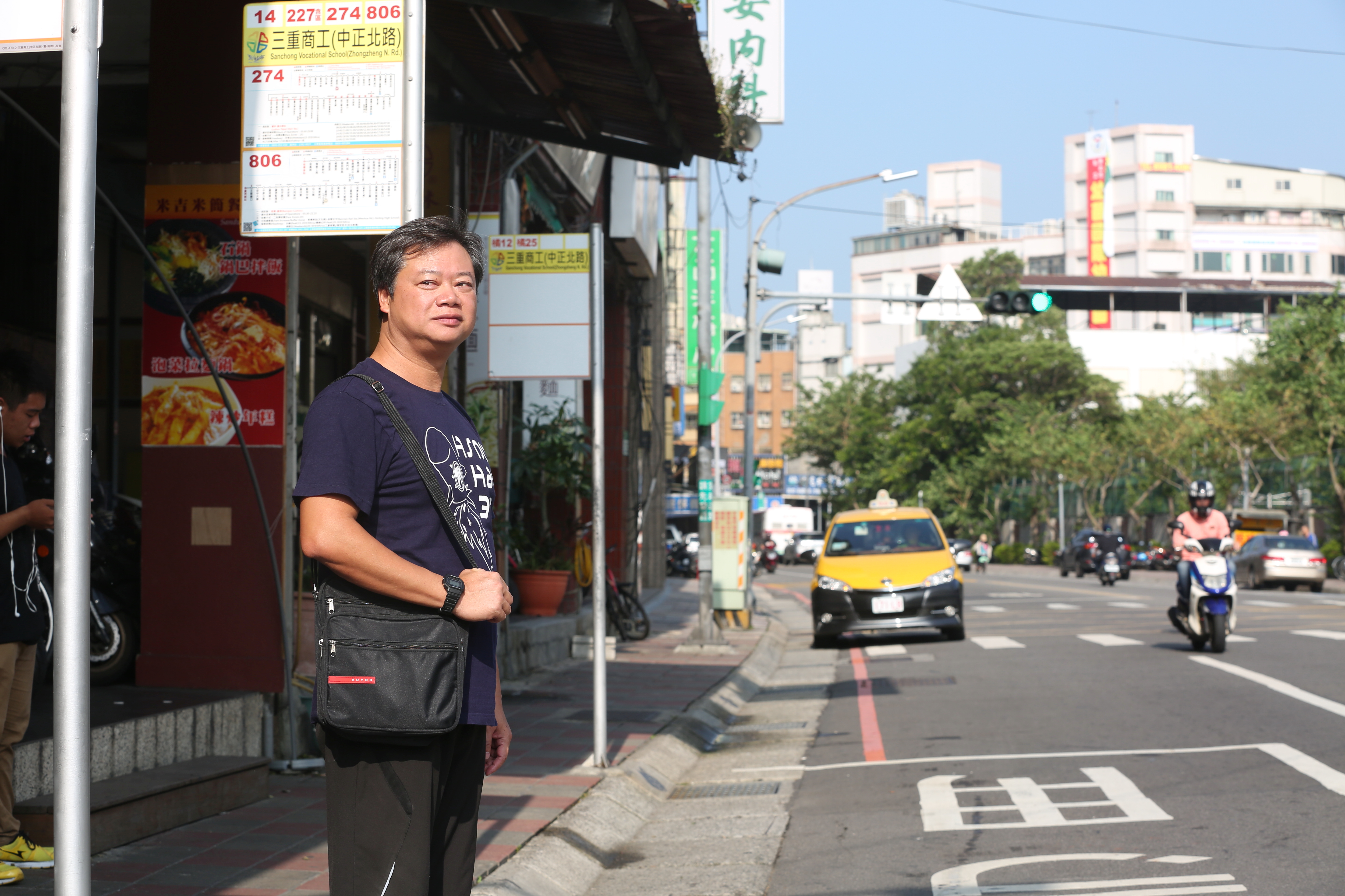 過去出門，陳重銘都搭公車、捷運或走路，2年前才拿100萬股利買下人生第一輛車。（攝影：陳俊銘）