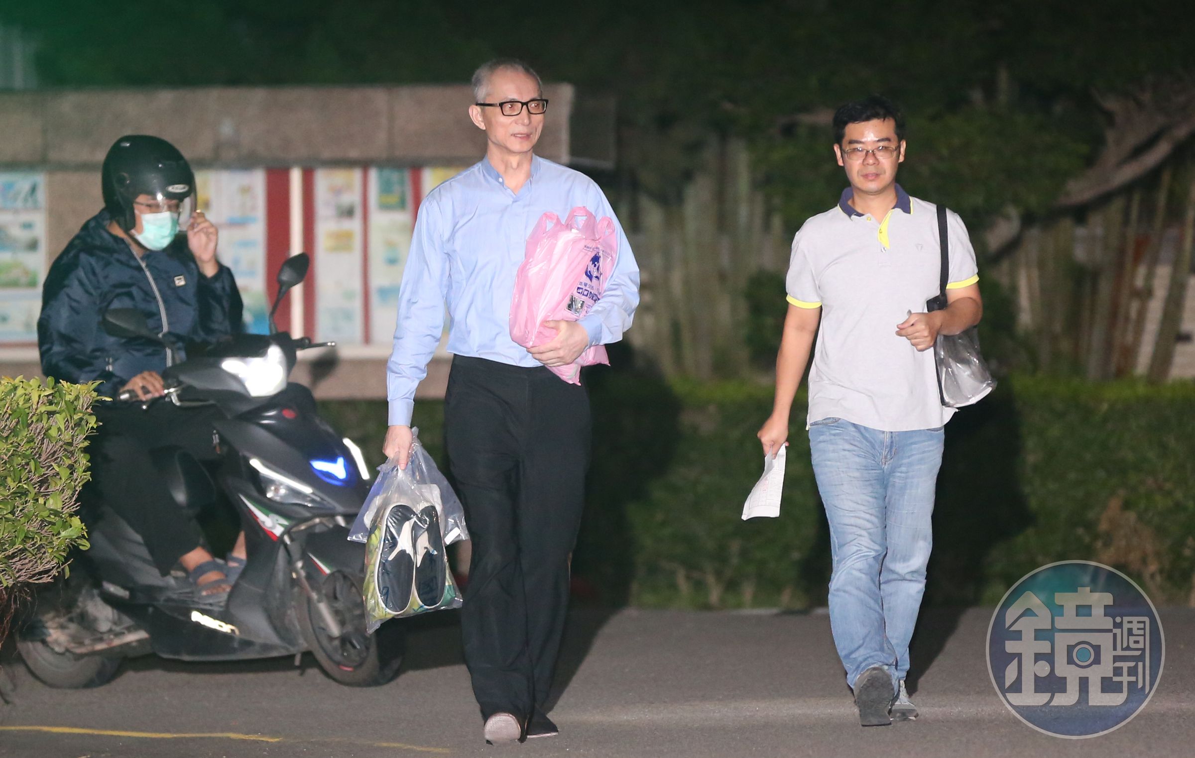 國寶集團總裁朱國榮（中）涉炒作龍邦國際興業股票套利，台北地院認定不法所得高達6億餘元。
