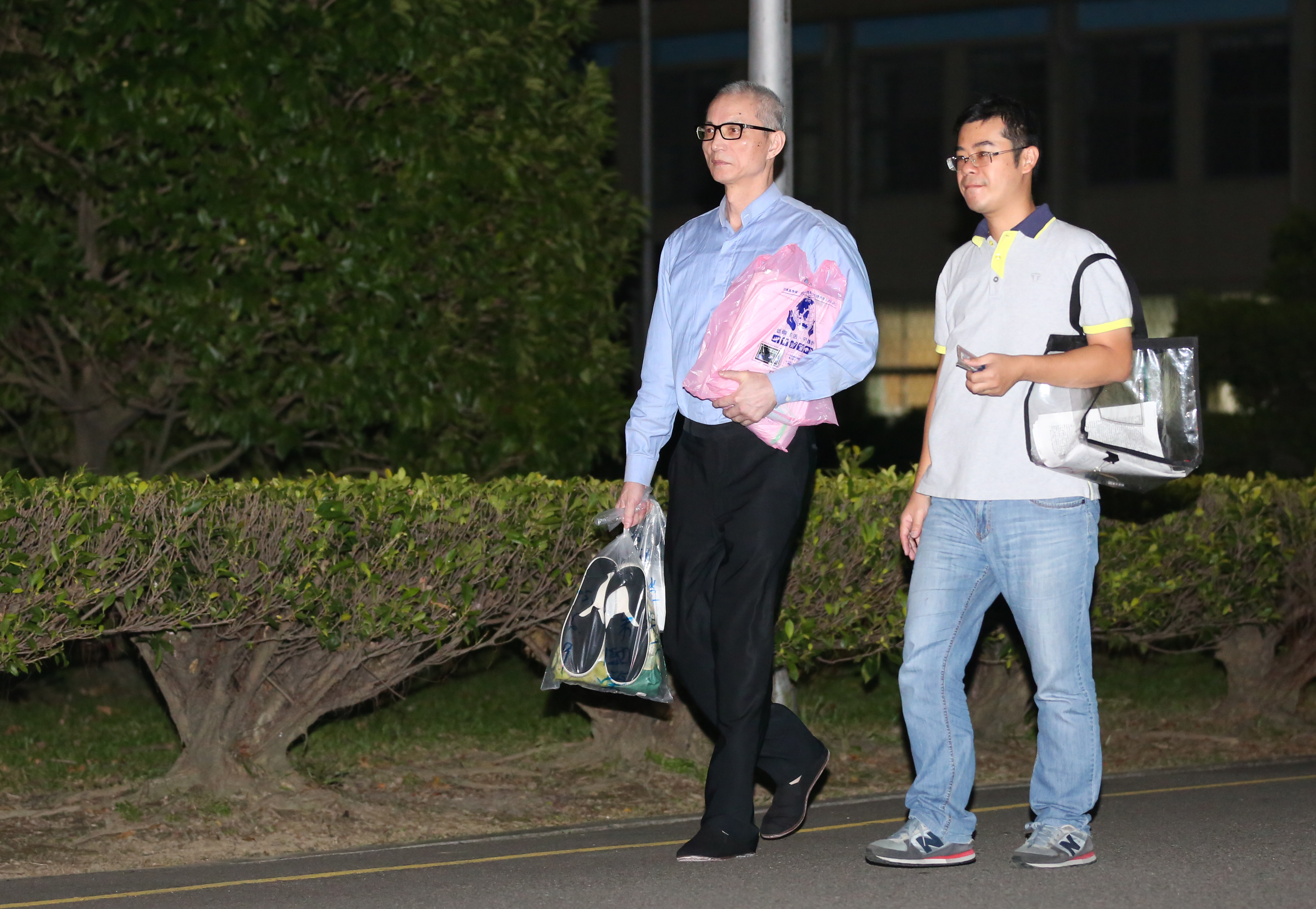 國寶集團總裁朱國榮（左）因涉中信併購台壽弊案，遭法官裁定以4億元交保，打破先前東森總裁王令麟的3.5億元交保金紀錄。