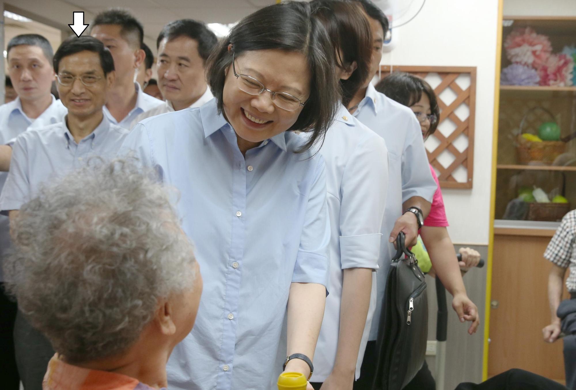 政務委員林萬億(後方白色箭頭處),是總統蔡英文仰賴的社福大將。翻攝蔡英文臉書