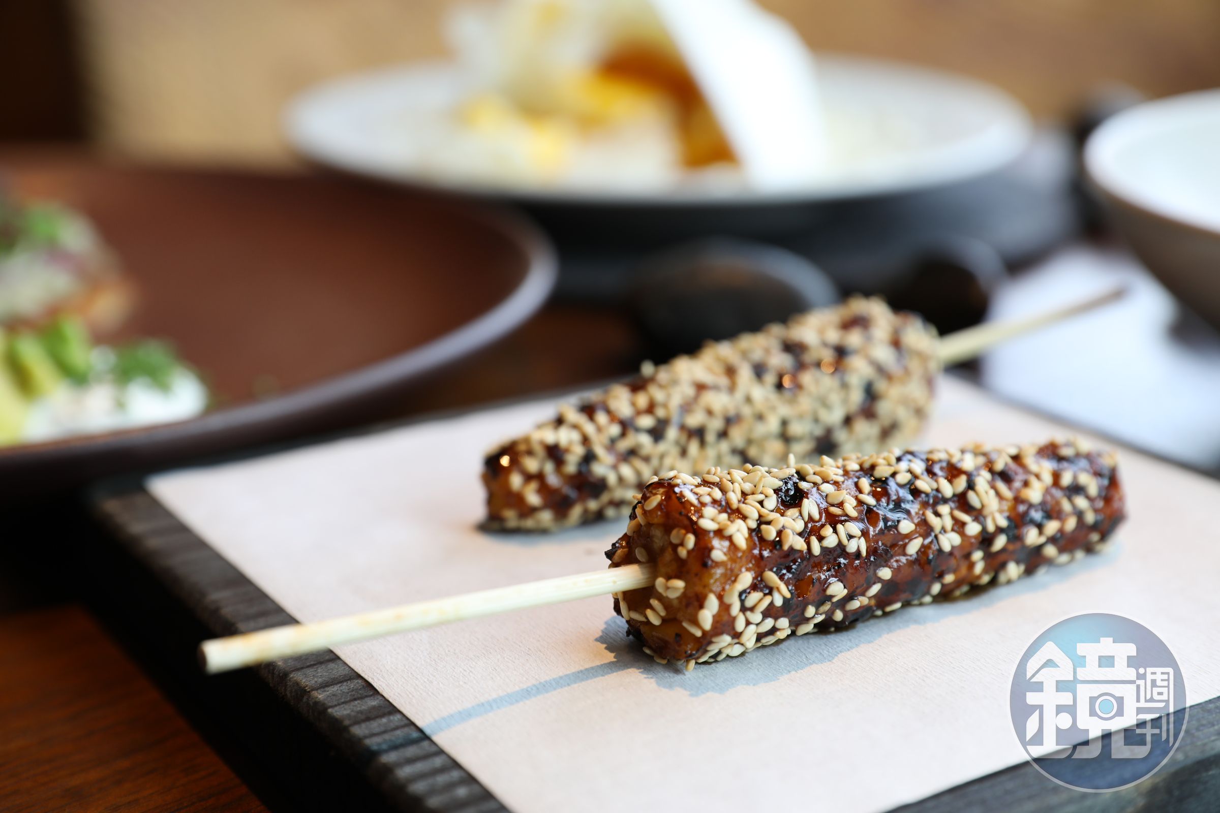 「RAW」的「玉米／炭烤／BBQ醬」構思來自台灣小吃烤玉米，從外到內皆可食，讓鼎泰豐老闆楊紀華印象深刻。（秋季套餐菜色）