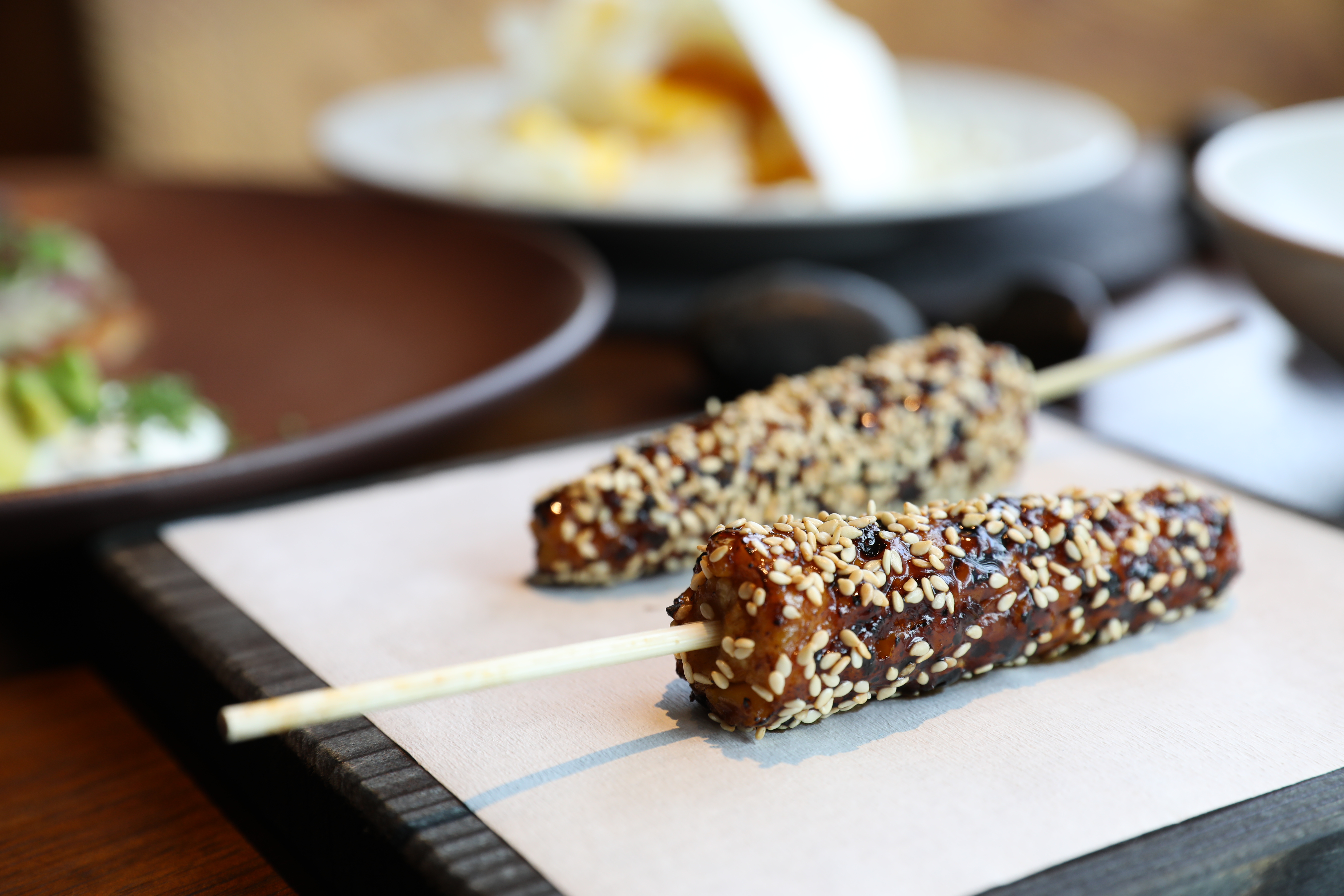 「RAW」的「玉米／炭烤／BBQ醬」構思來自台灣小吃烤玉米，從外到內皆可食，讓鼎泰豐老闆楊紀華印象深刻。（秋季套餐菜色）