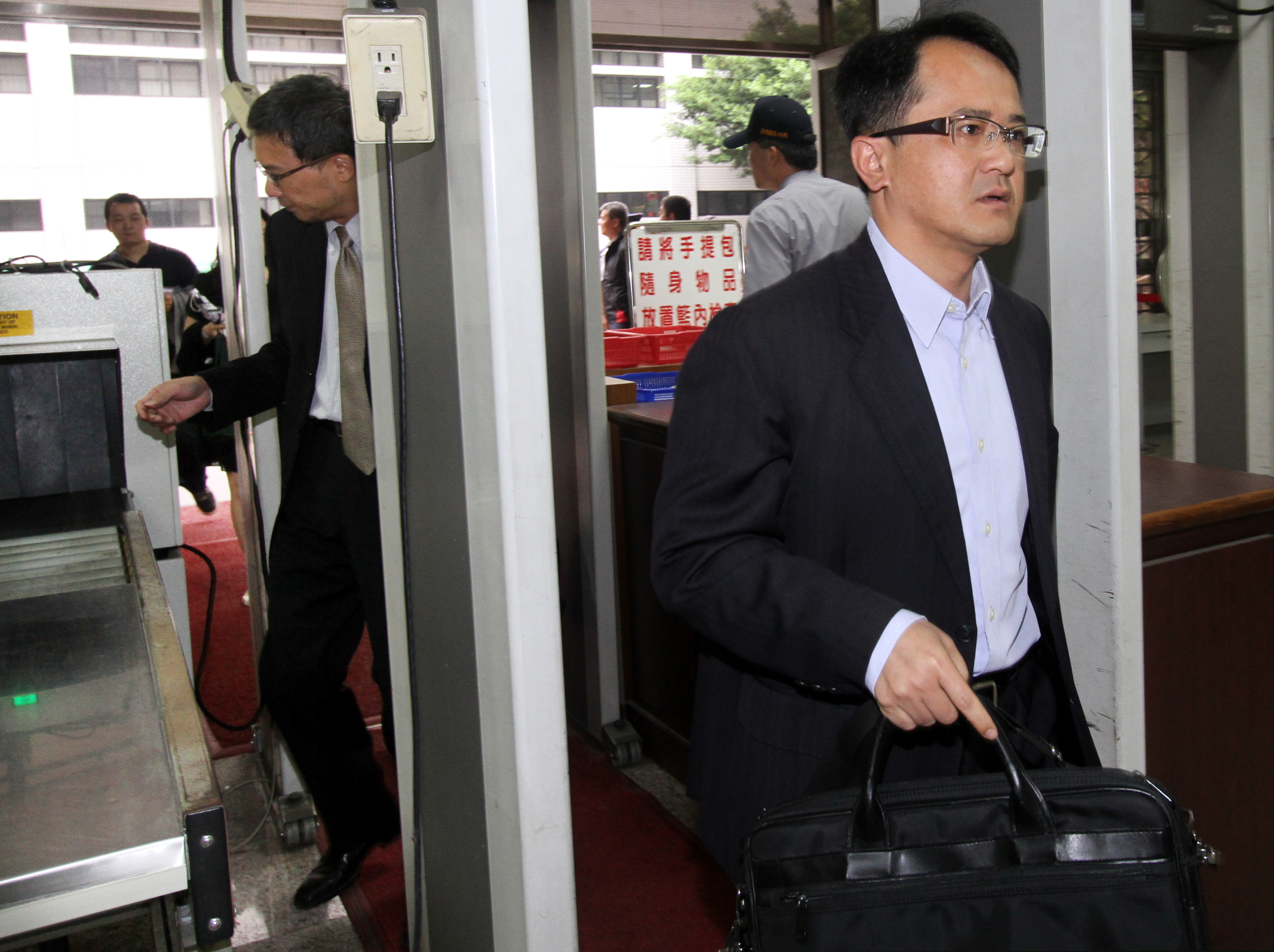 扁家人訴訟停擺，導致陳水扁昔日幕僚馬永成及林德訓2人官司也纏訟超過10年，一度失業深受煎熬，且被限制出境至今。