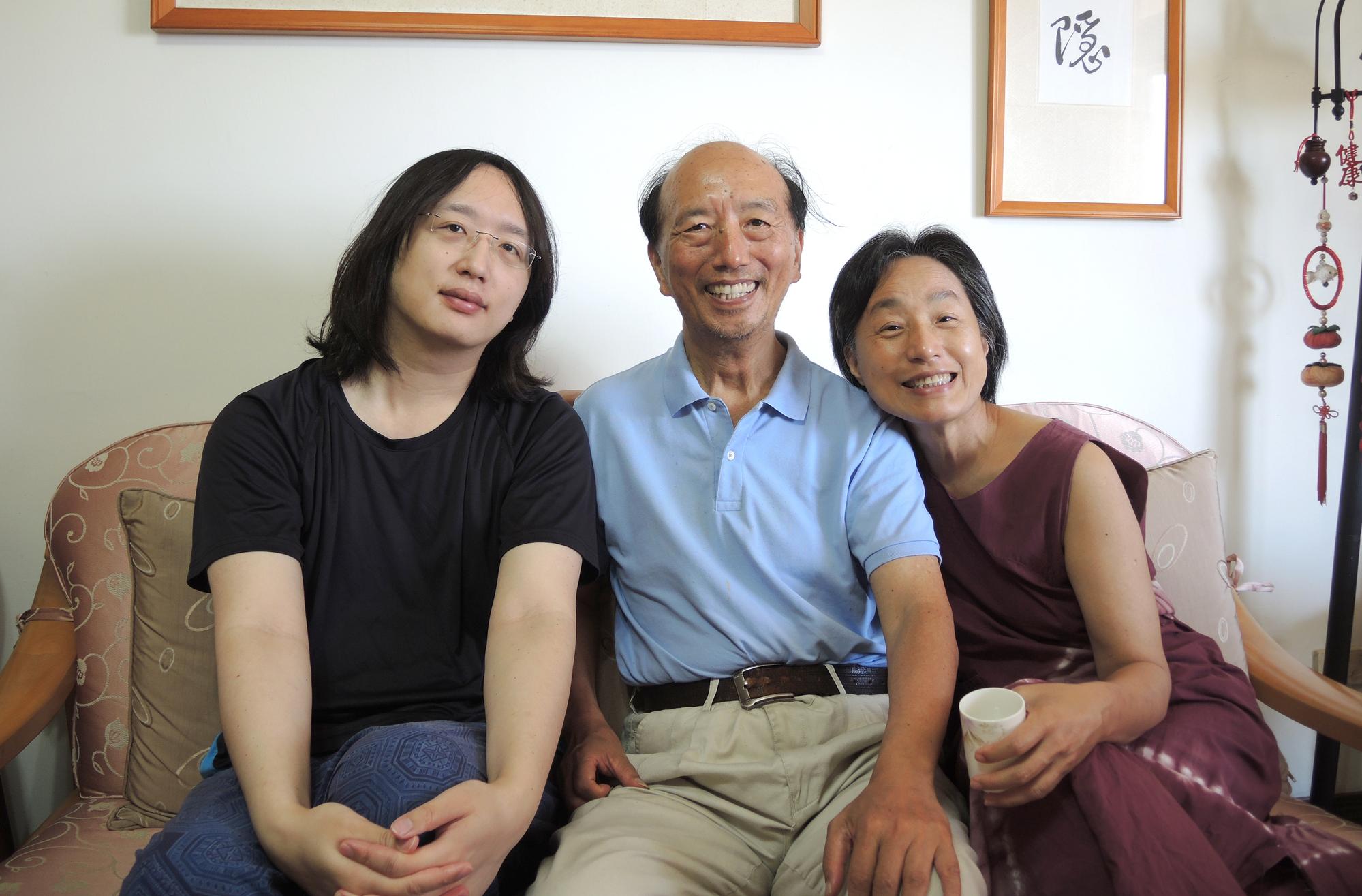 母親李雅卿（右）、父親唐光華（中）支持自學，讓唐鳳（左）走上程式創造之路。（唐光華提供）