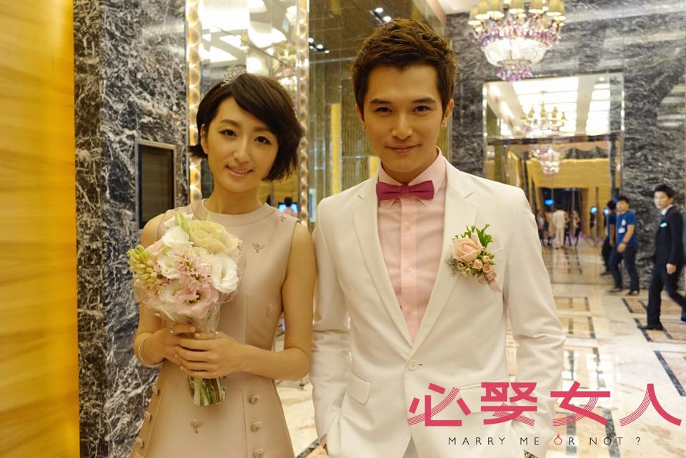 柯佳嬿認為自己能封后靠愛情學到很多,但現在談結婚還太早,想在工作上多打拚。右為同劇《必娶女人》男主角邱澤。(翻攝自必娶女人臉書)