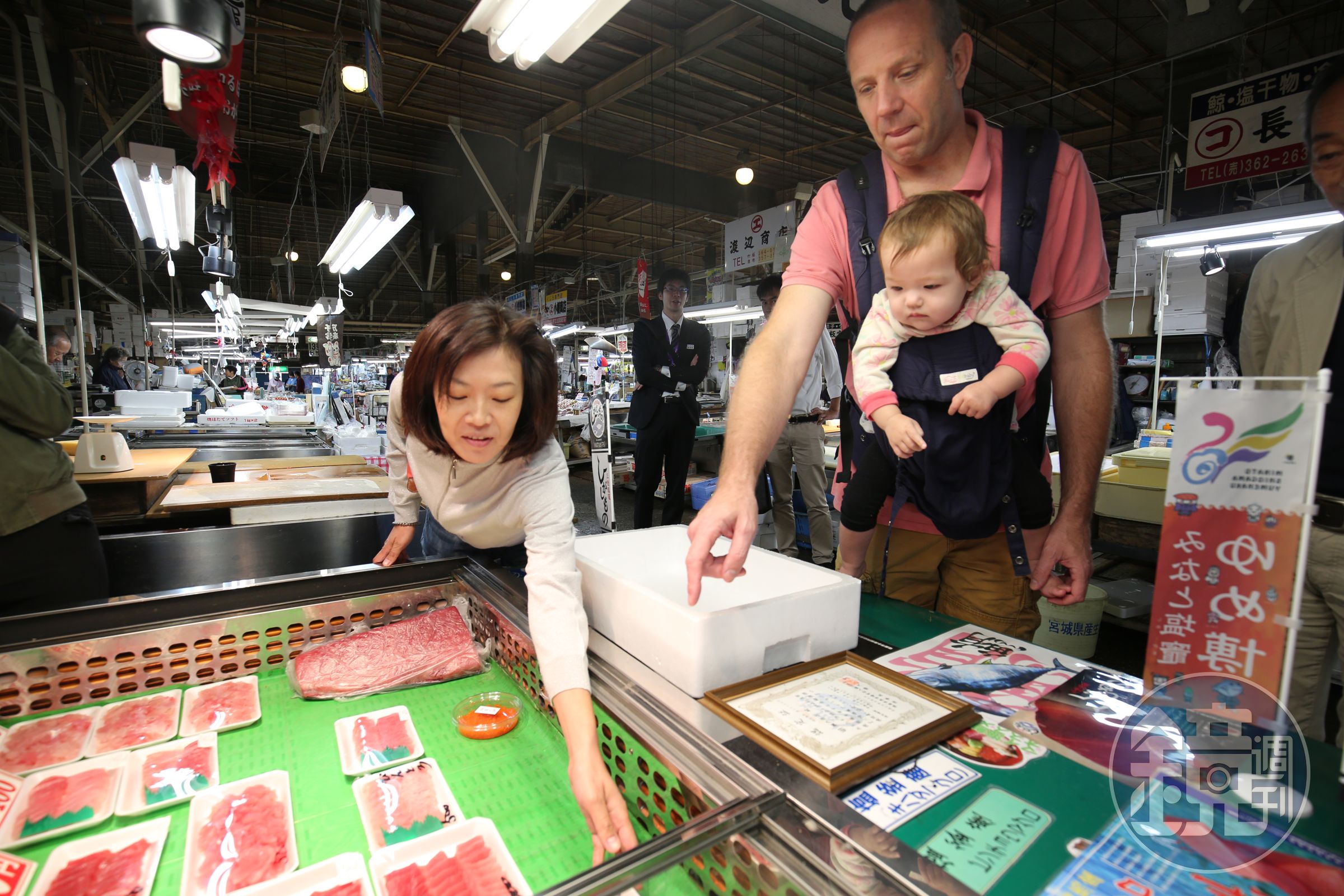 老外跟著日本老婆逛「鹽釜水產市場」，組合自己的生魚片蓋飯。