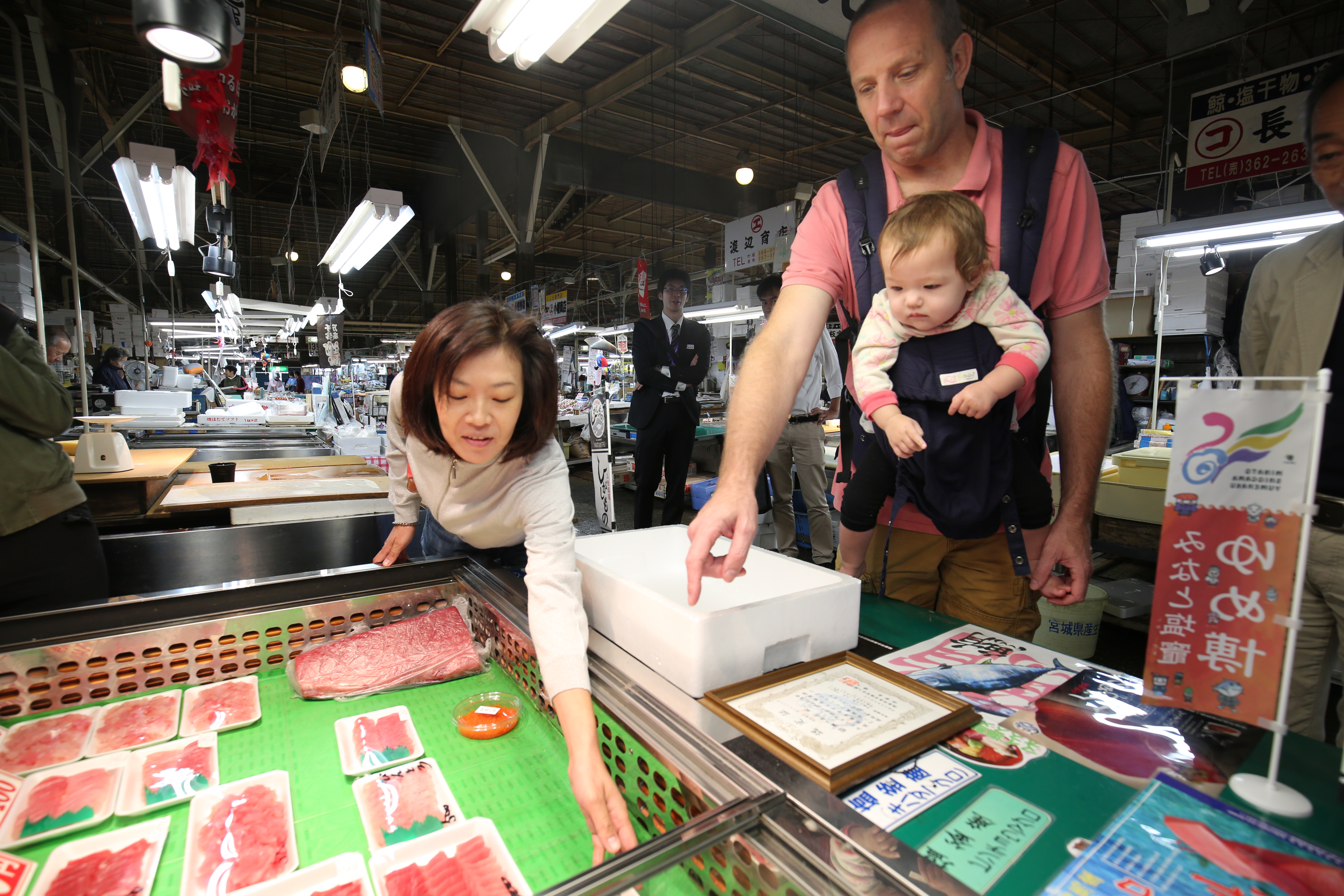 老外跟著日本老婆逛「鹽釜水產市場」，組合自己的生魚片蓋飯。