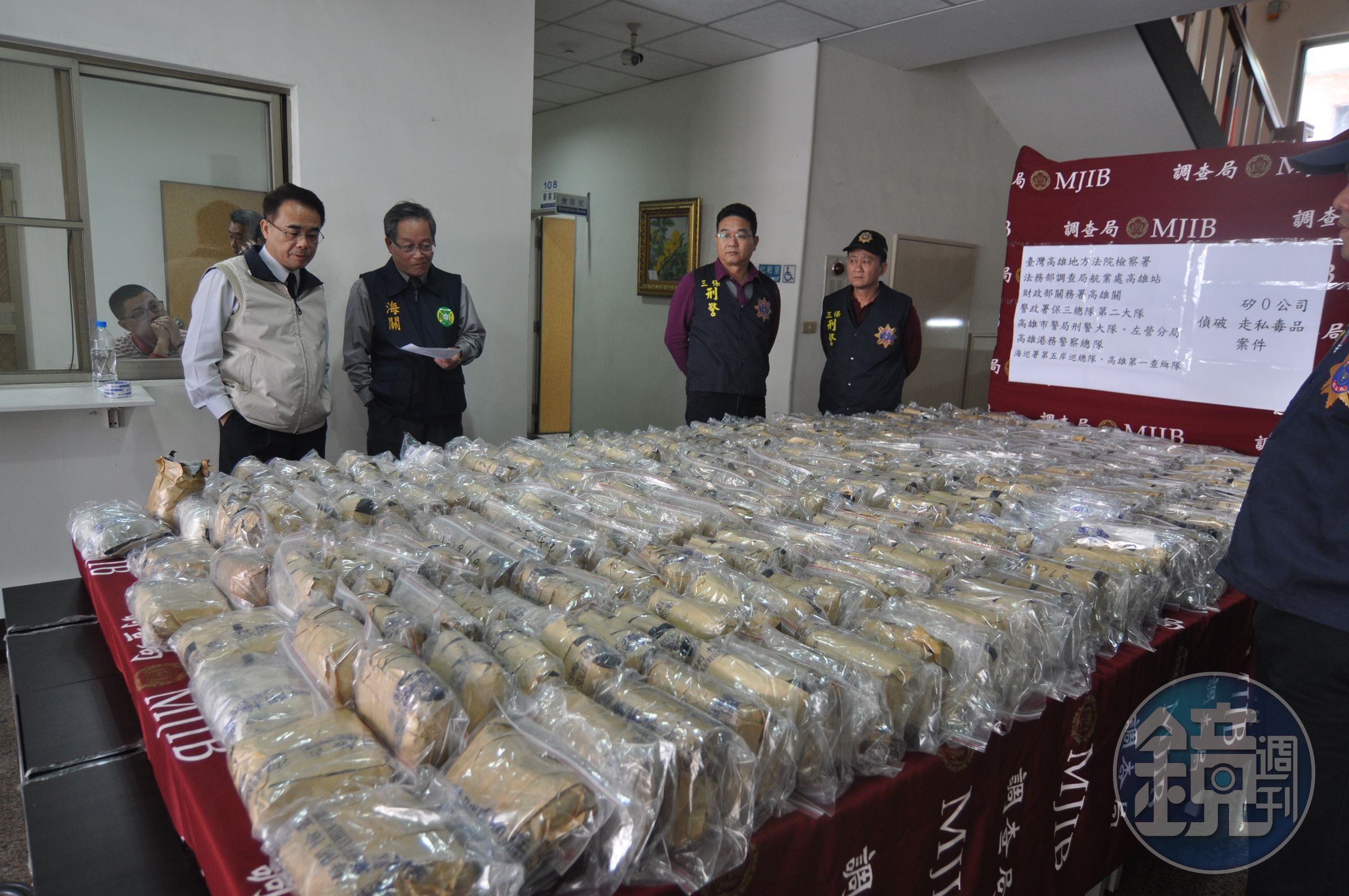 今年初調查局、警方及海巡署等單位，聯合破獲走私各式毒品約300公斤。