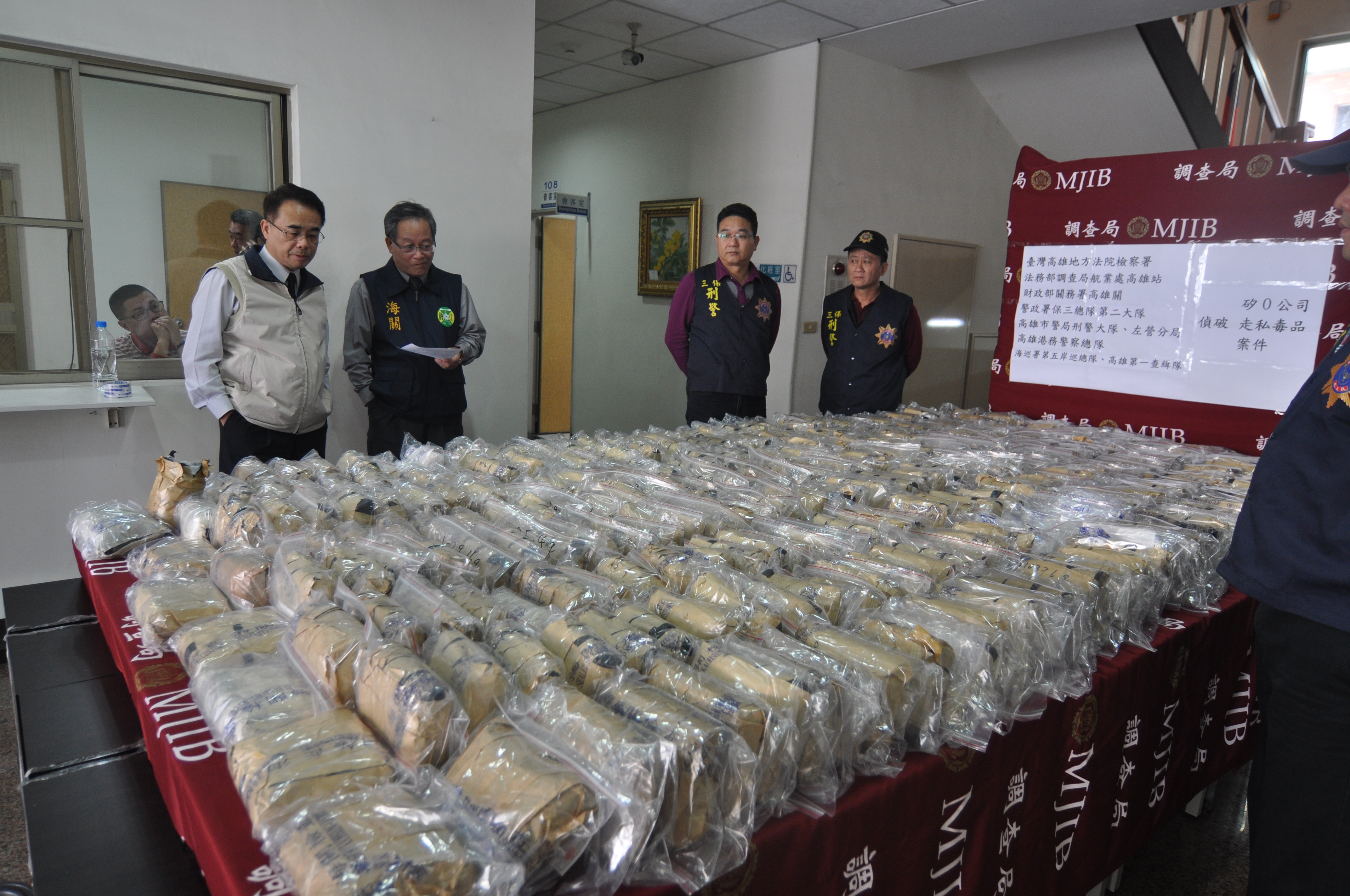 今年初調查局、警方及海巡署等單位，聯合破獲走私各式毒品約300公斤。
