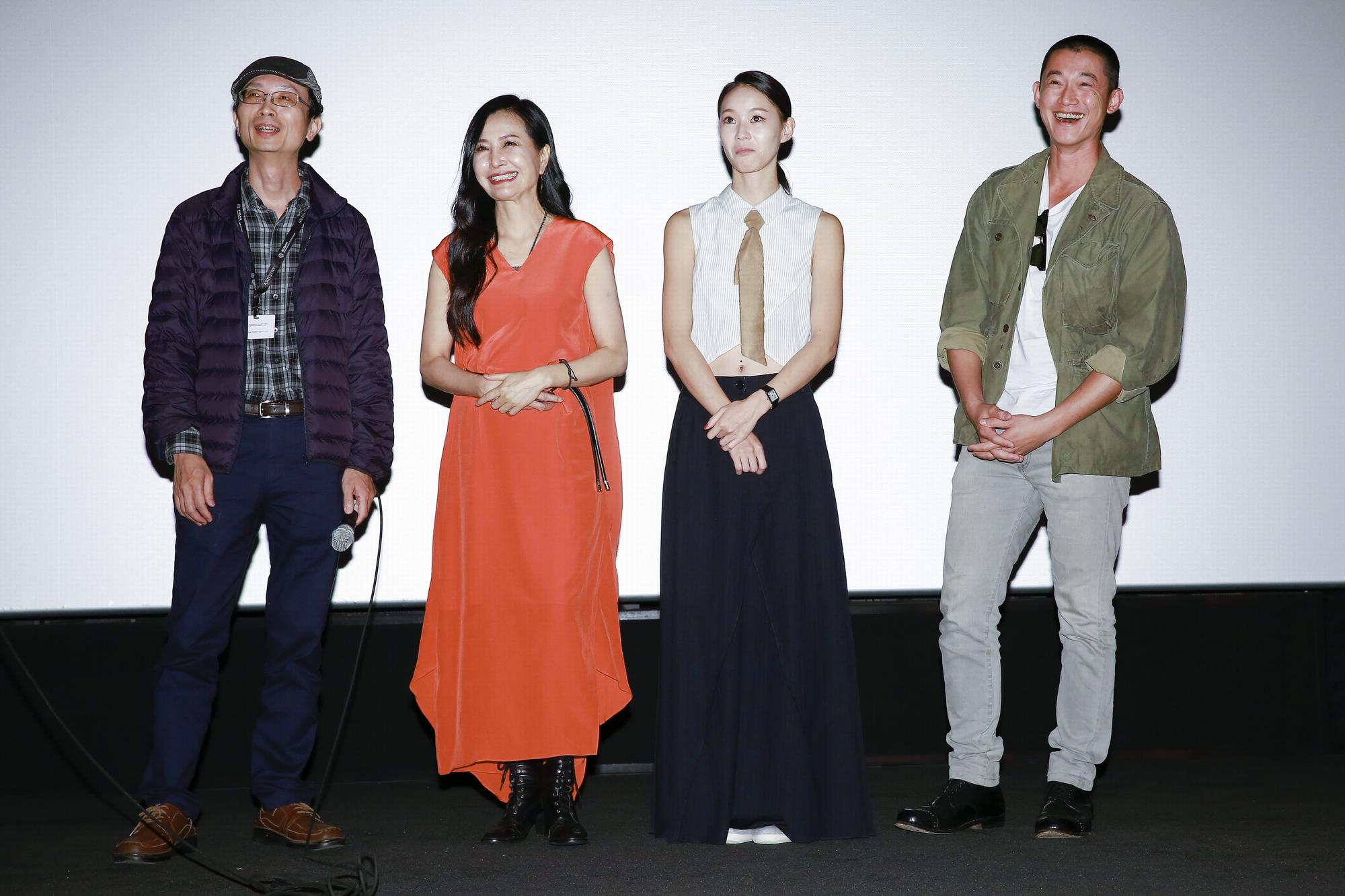 朱賢哲導演(左起)率演員于台煙、鍾瑤、吳慷仁與釜山影展觀眾見面。