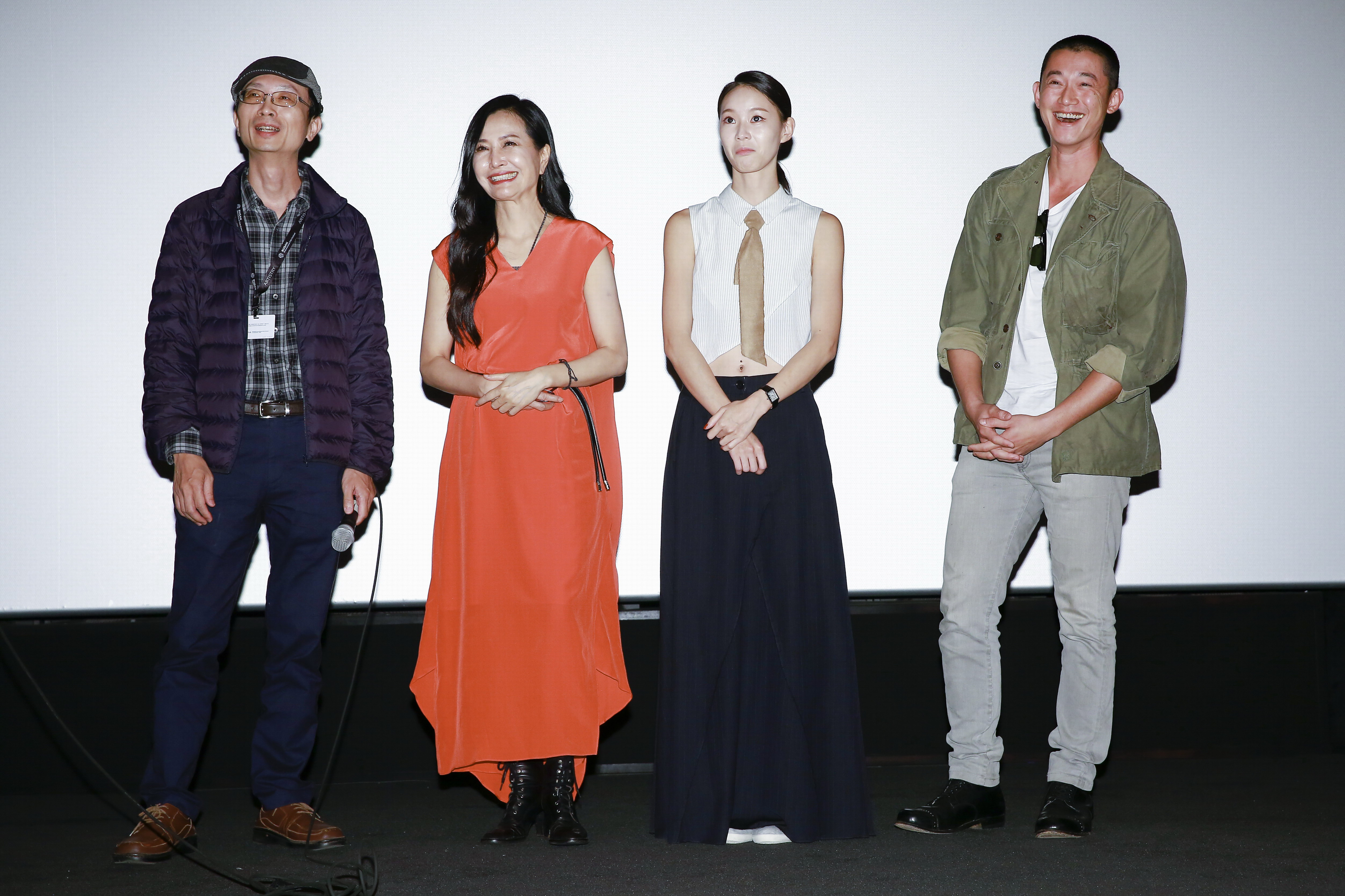 朱賢哲導演（左起）率演員于台煙、鍾瑤、吳慷仁與釜山影展觀眾見面。