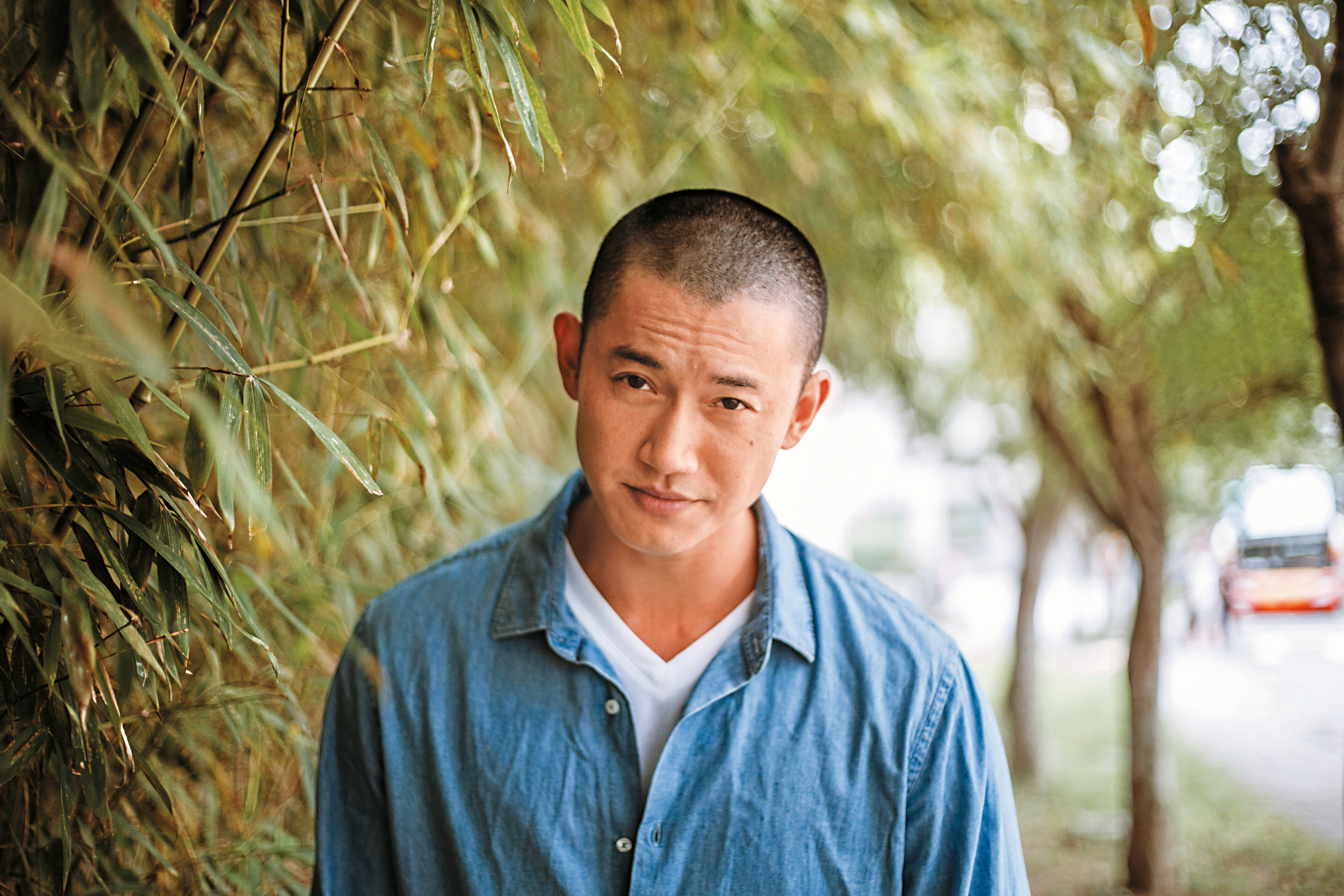抬頭紋糾結讓吳慷仁更有戲,在戲劇裡他總是給出最多,去嘗試別人沒想過的路徑,是一種屬於他自己的叛逆。