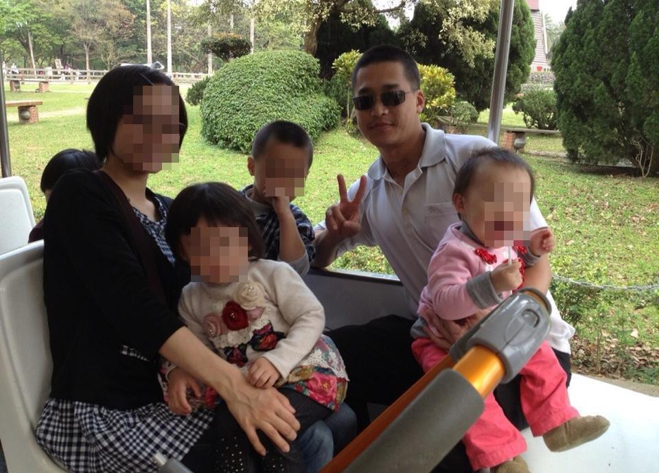 郭耿宏育有1子2女,工作以外的時間都用在陪伴妻兒,在各地留下快樂身影,現卻連抱抱妻兒都是奢望。