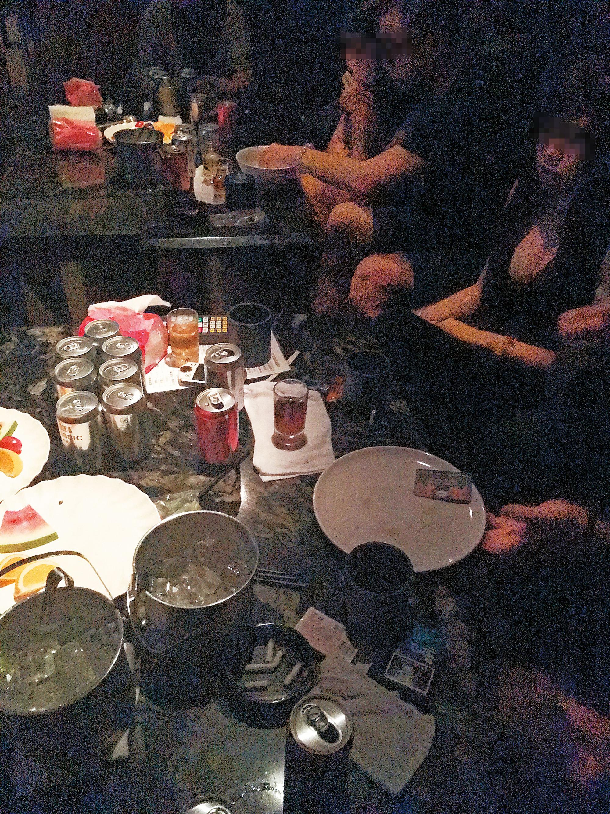 酒店內杯盤狼籍，K盤還擺在桌上，阿義與阿偉已因吸K而神智恍惚。