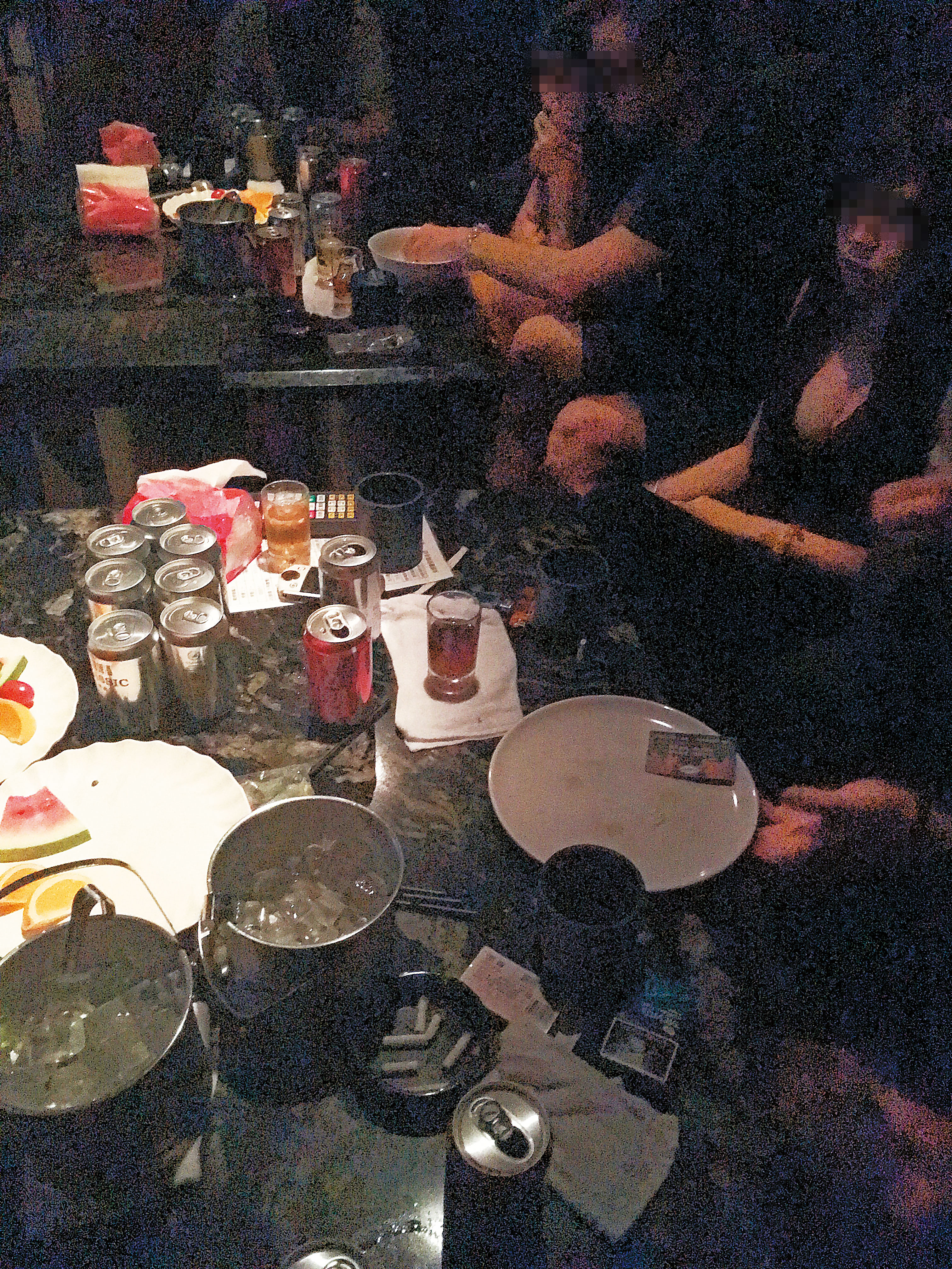 酒店內杯盤狼籍,K盤還擺在桌上,阿義與阿偉已因吸K而神智恍惚。