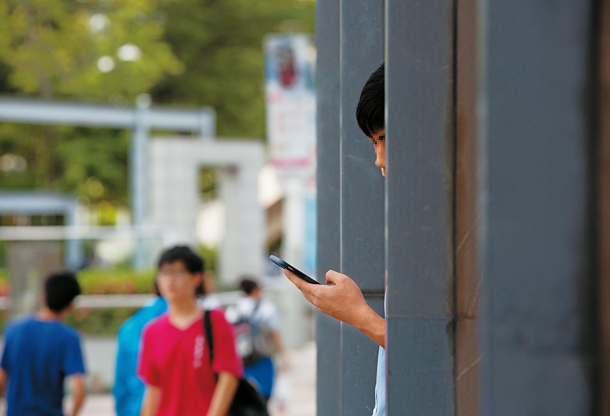 學生藥頭不斷更換學校就讀，為的只是在校園裡拓展新客源。