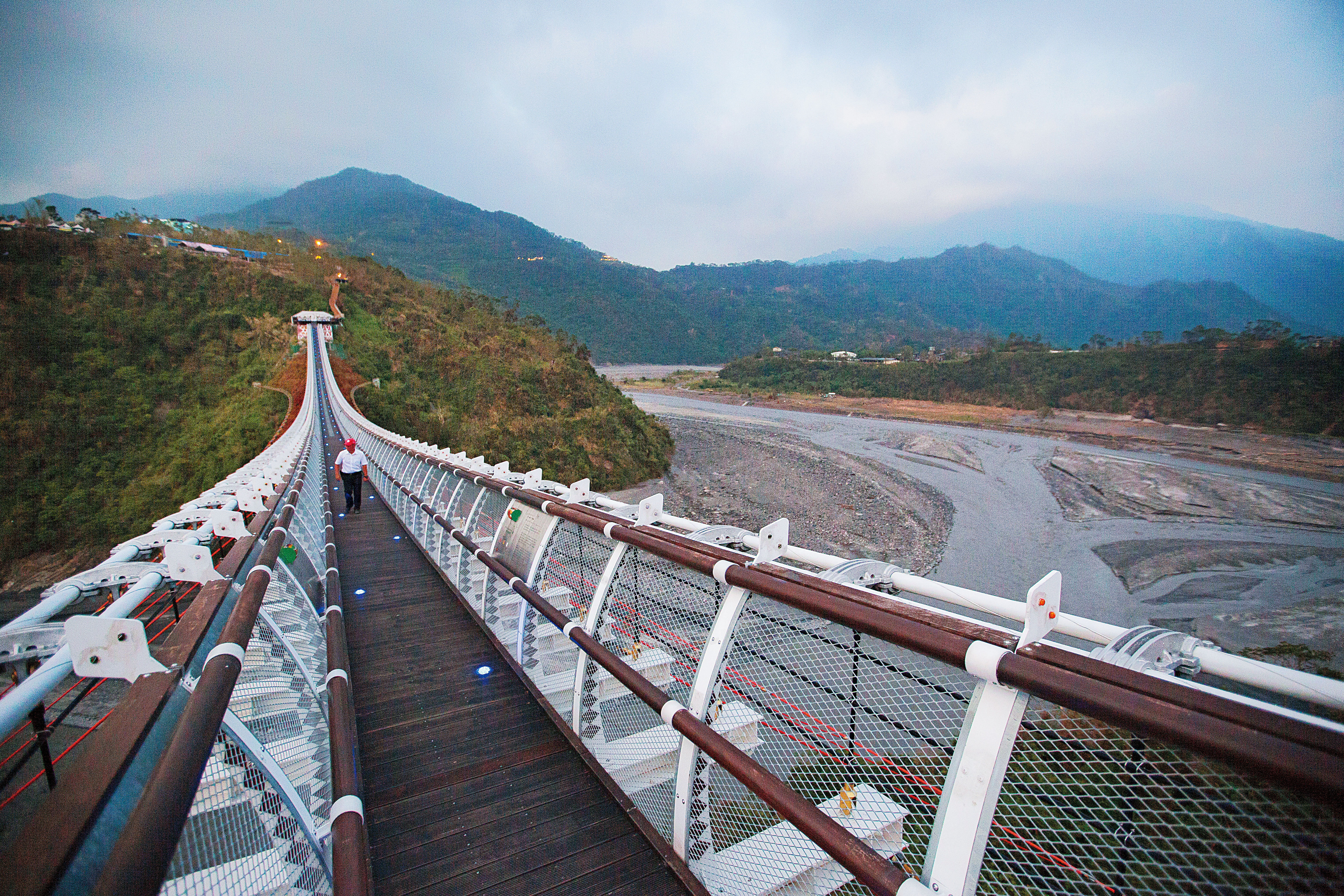 號稱天空中的微笑曲線，屏東最美的山川琉璃吊橋，橋底下河床邊卻是被摧毀的原住民保留耕作地，滿目瘡痍。