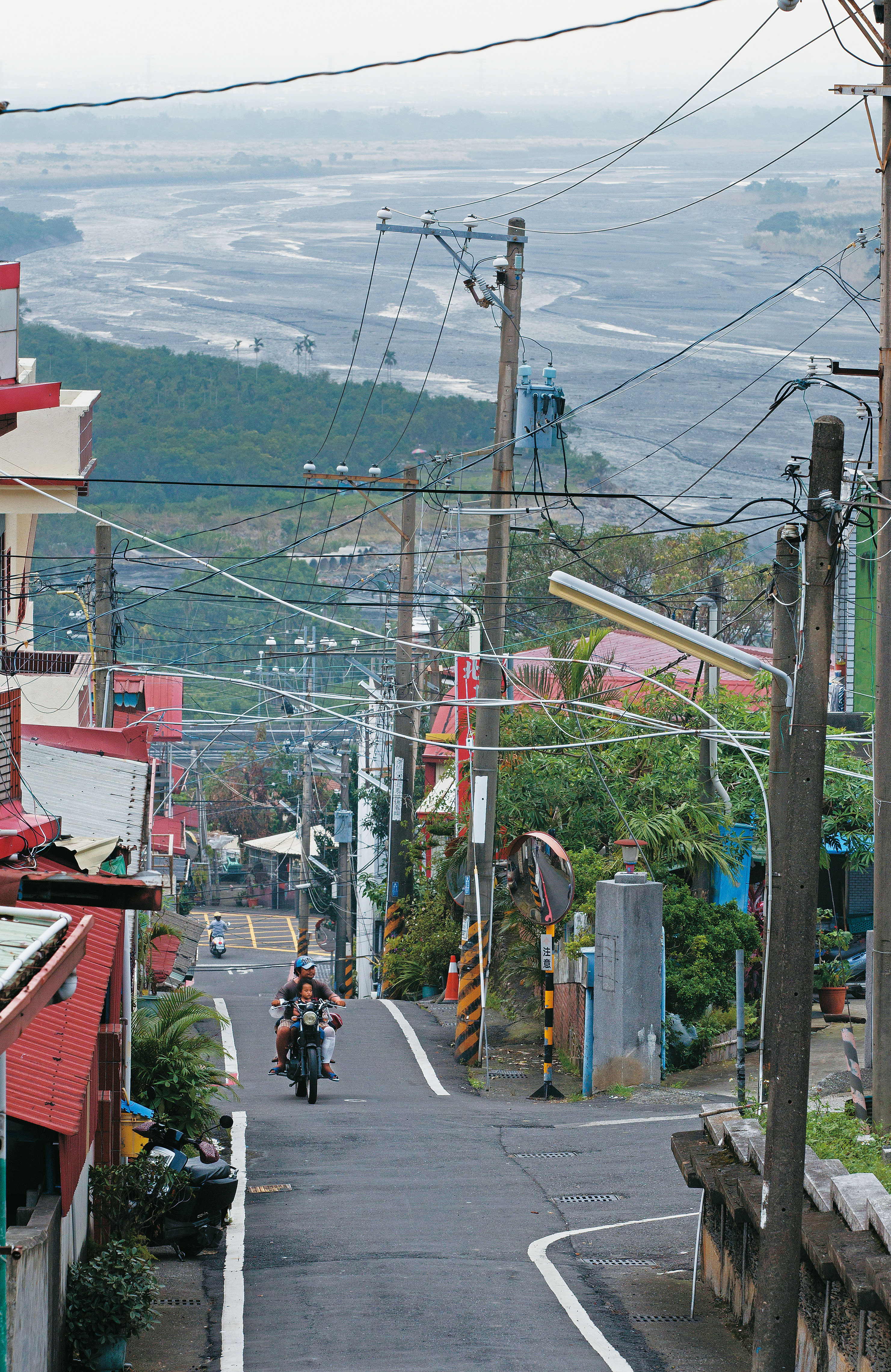 瑪家鄉北葉村民大多數以務農為生，如今圖上方的耕作農田幾乎全數摧毀，卻不見相關單位幫助重建，讓他們欲哭無淚。