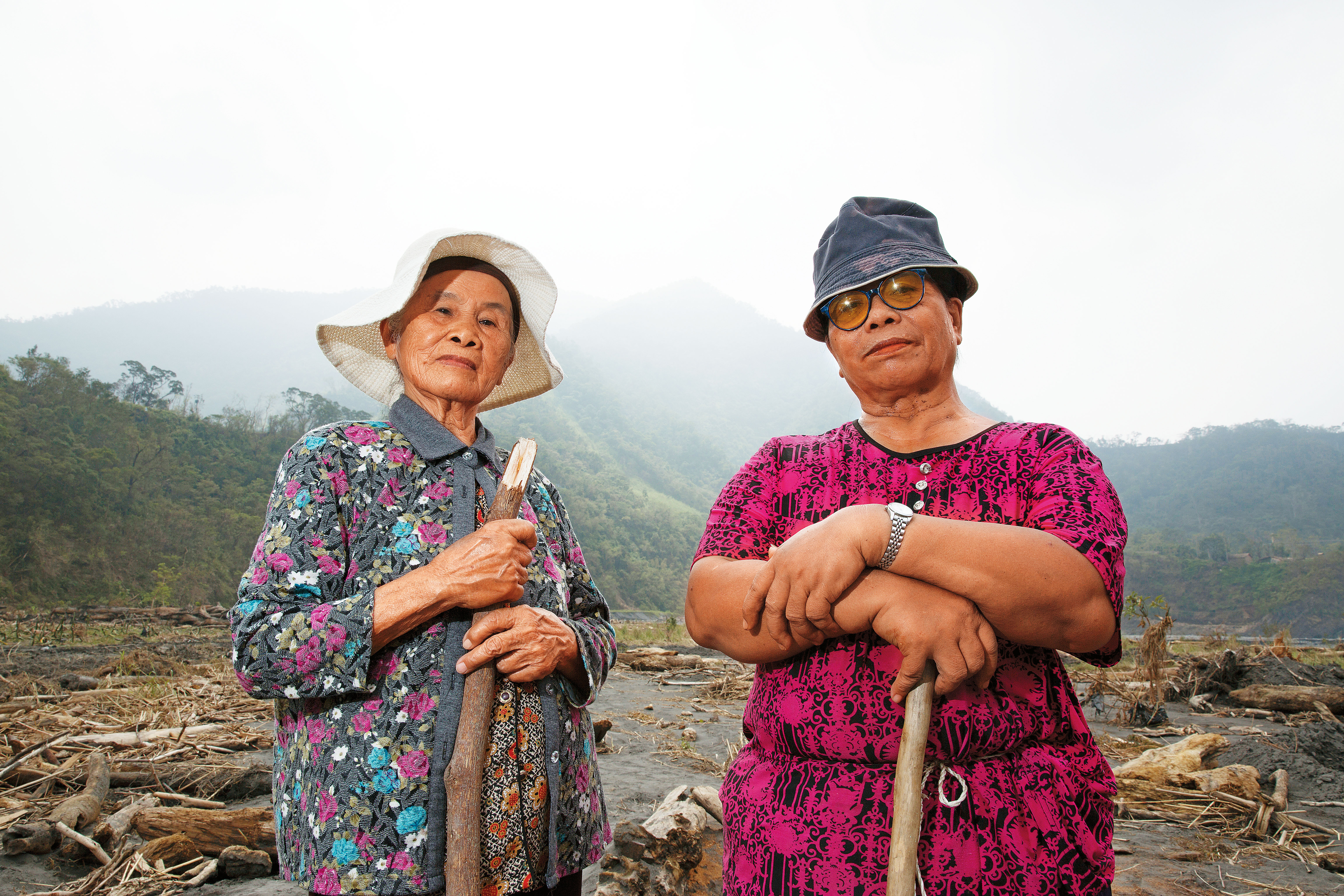 不會講普通話，只會講排灣族語的2位原住民阿婆王秀梅（左）、張秀妹（右），難過表示，家園何時回復，不敢想像。