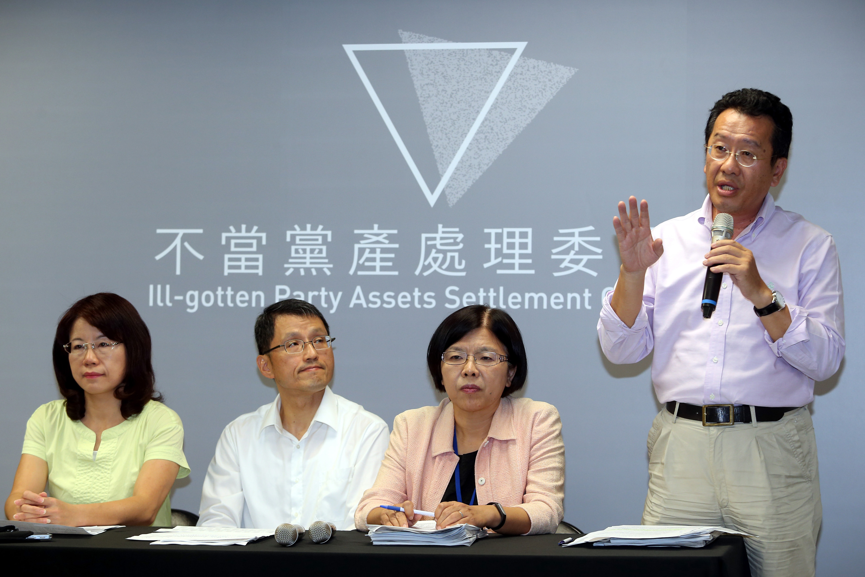 不當黨產委員會才成立1個月，已經凍結國民黨5.2億元支票，導致國民黨發不出薪水。（聯合知識庫）