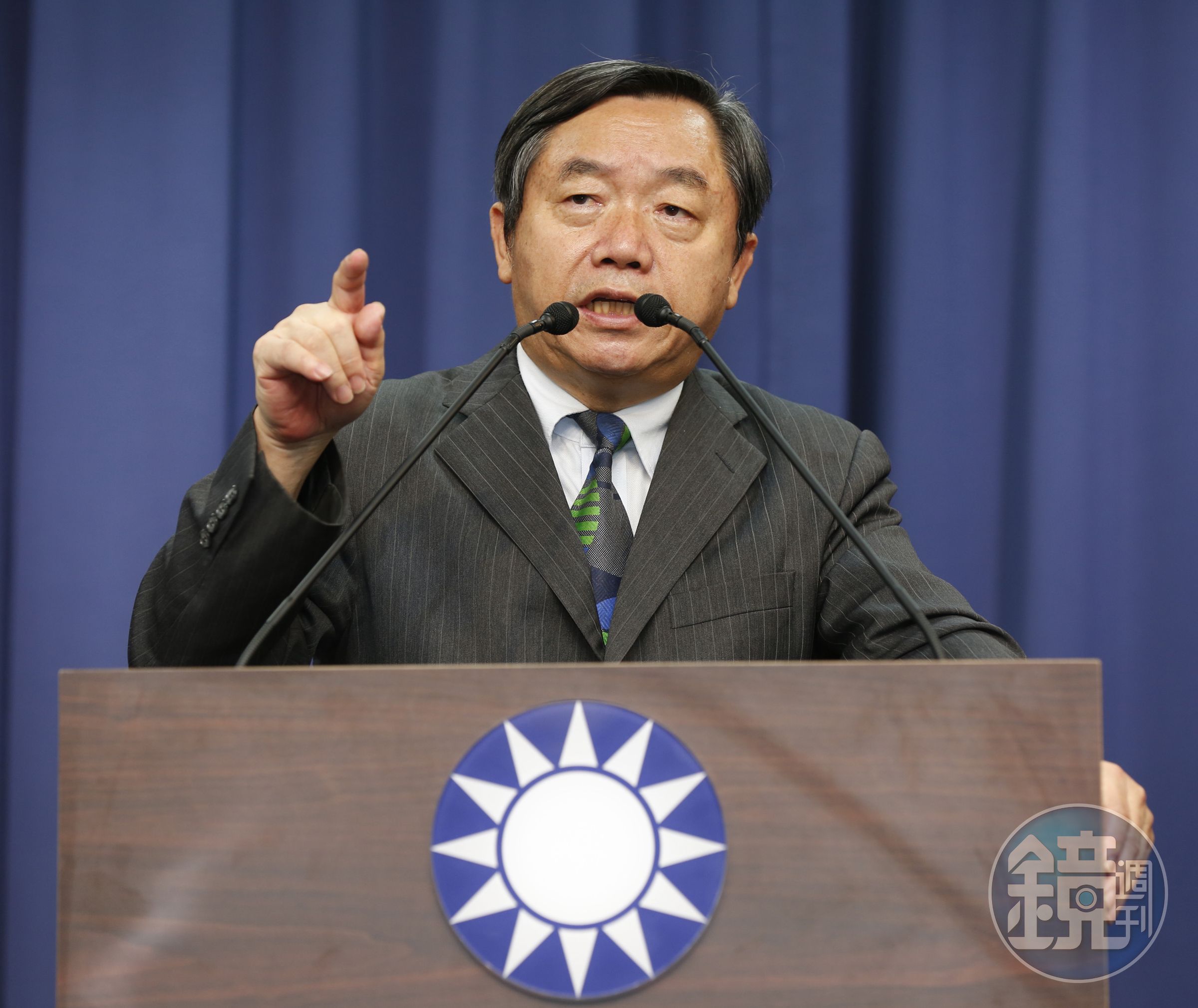 國民黨行管會主委邱大展為了籌措發放黨工薪水已焦頭爛額，多次親上火線呼籲黨產會解凍支票。