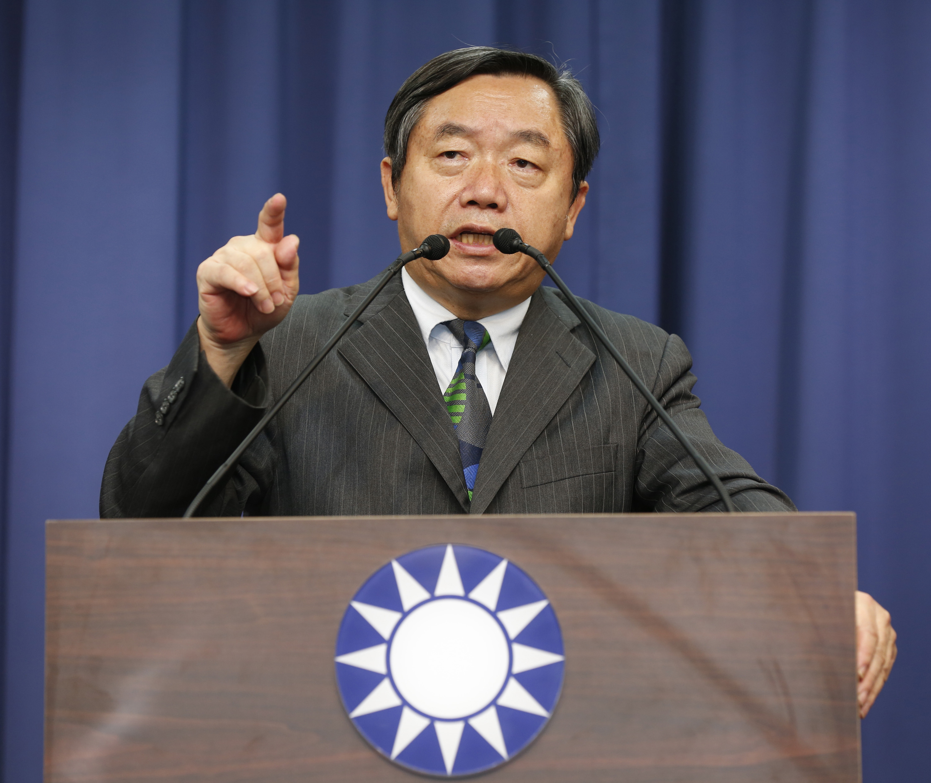 國民黨行管會主委邱大展為了籌措發放黨工薪水已焦頭爛額，多次親上火線呼籲黨產會解凍支票。