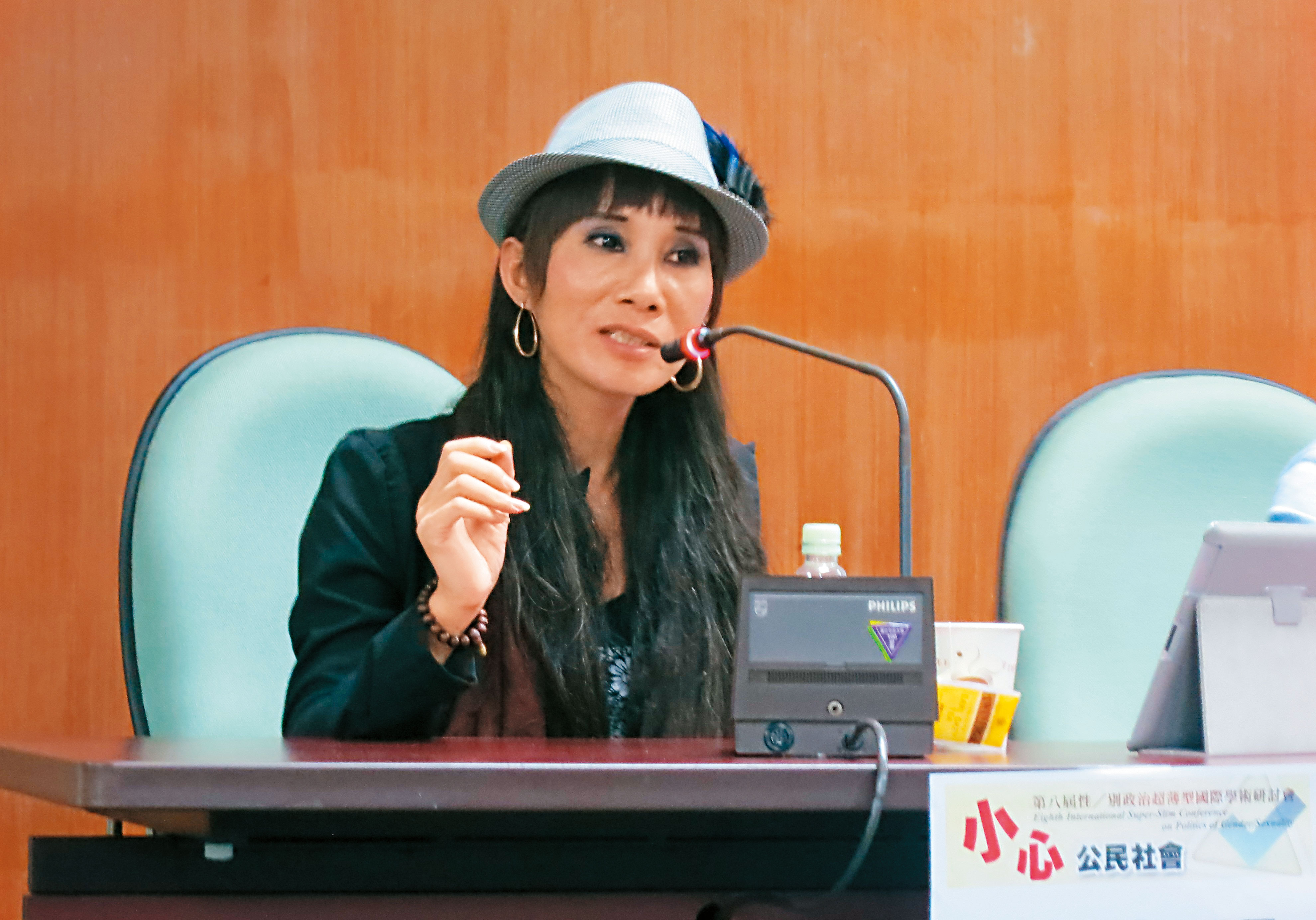 琦琦在2013年來台參加中央大學性別研究室主辦的國際研討會，以妖妓身分談論自身工作經驗（琦琦提供）。
