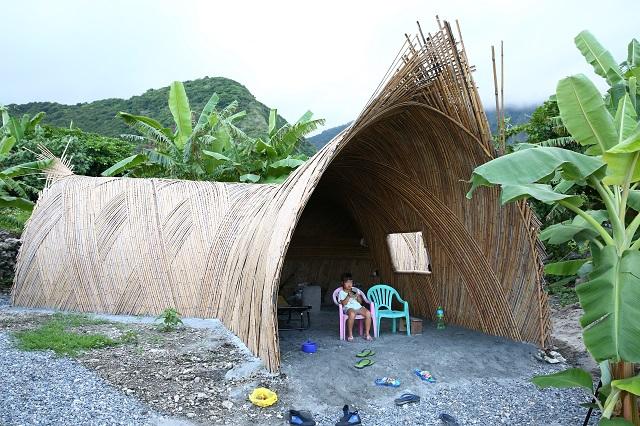 伊祐．撒部以泥土及茅草打造出「螞蟻窩」，未來將做為部落使用空間。